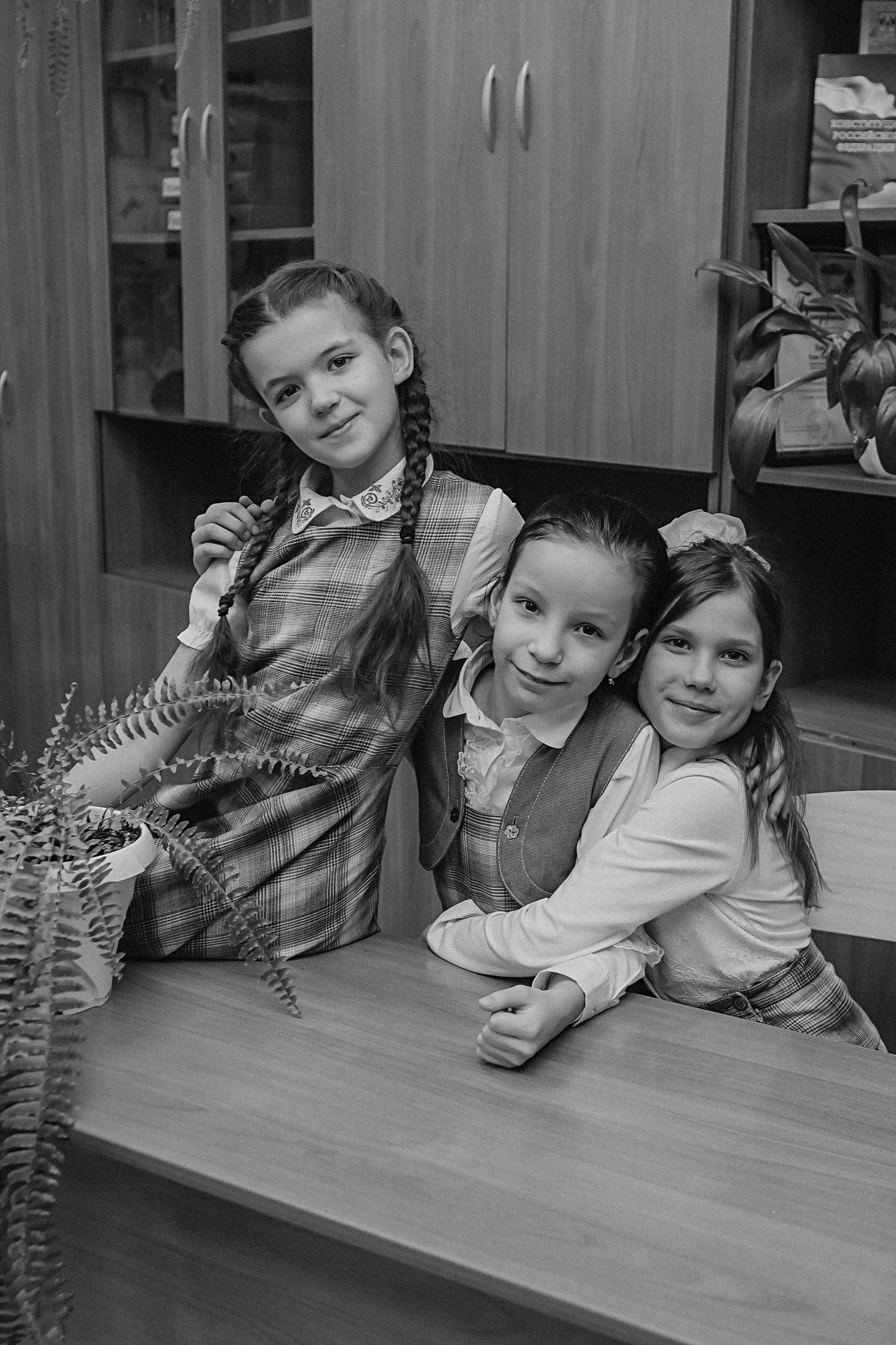 2 класс в школе. Семейный фотограф Тюмень, фотограф на роды Салмина Мария