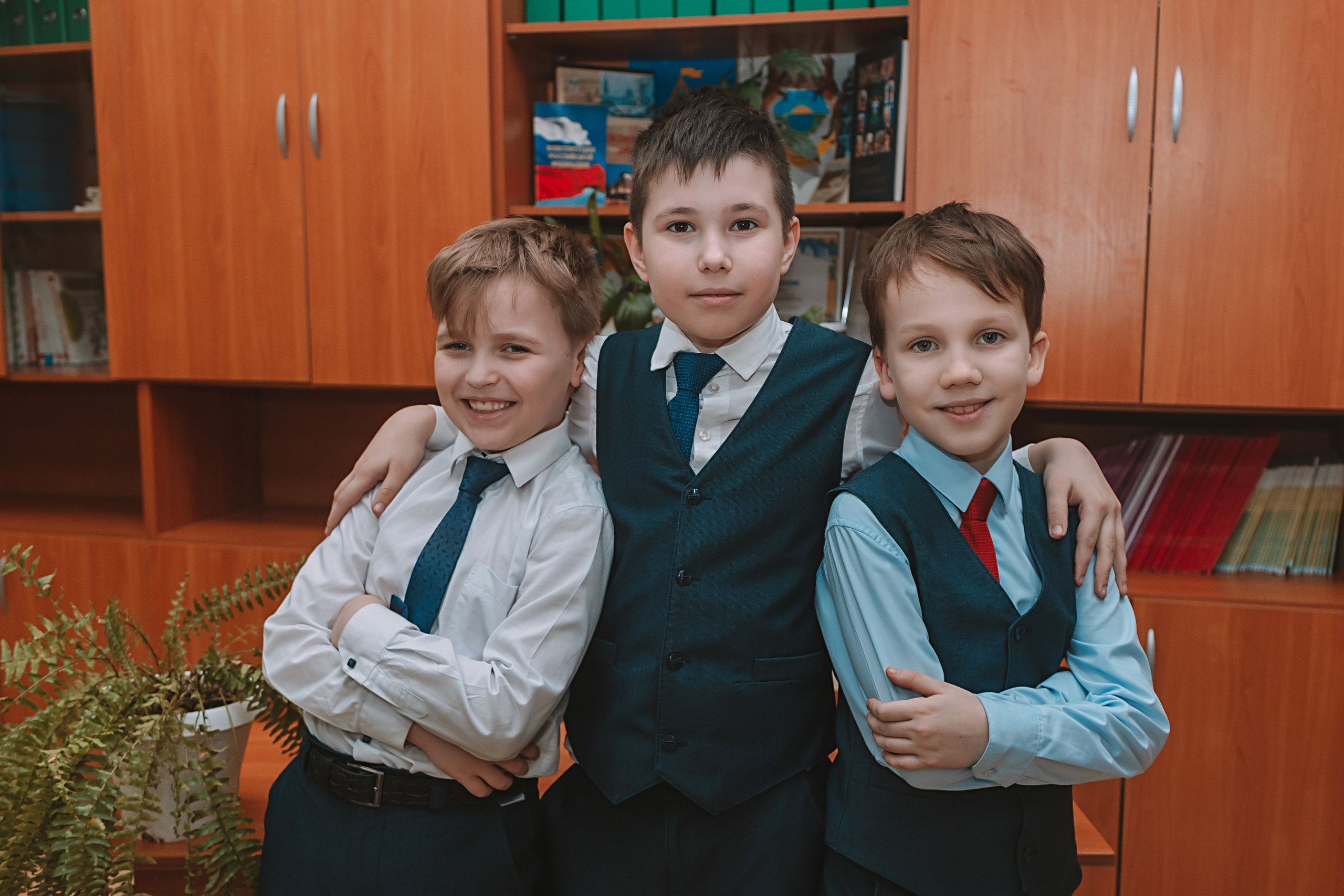 2 класс в школе. Семейный фотограф Тюмень, фотограф на роды Салмина Мария