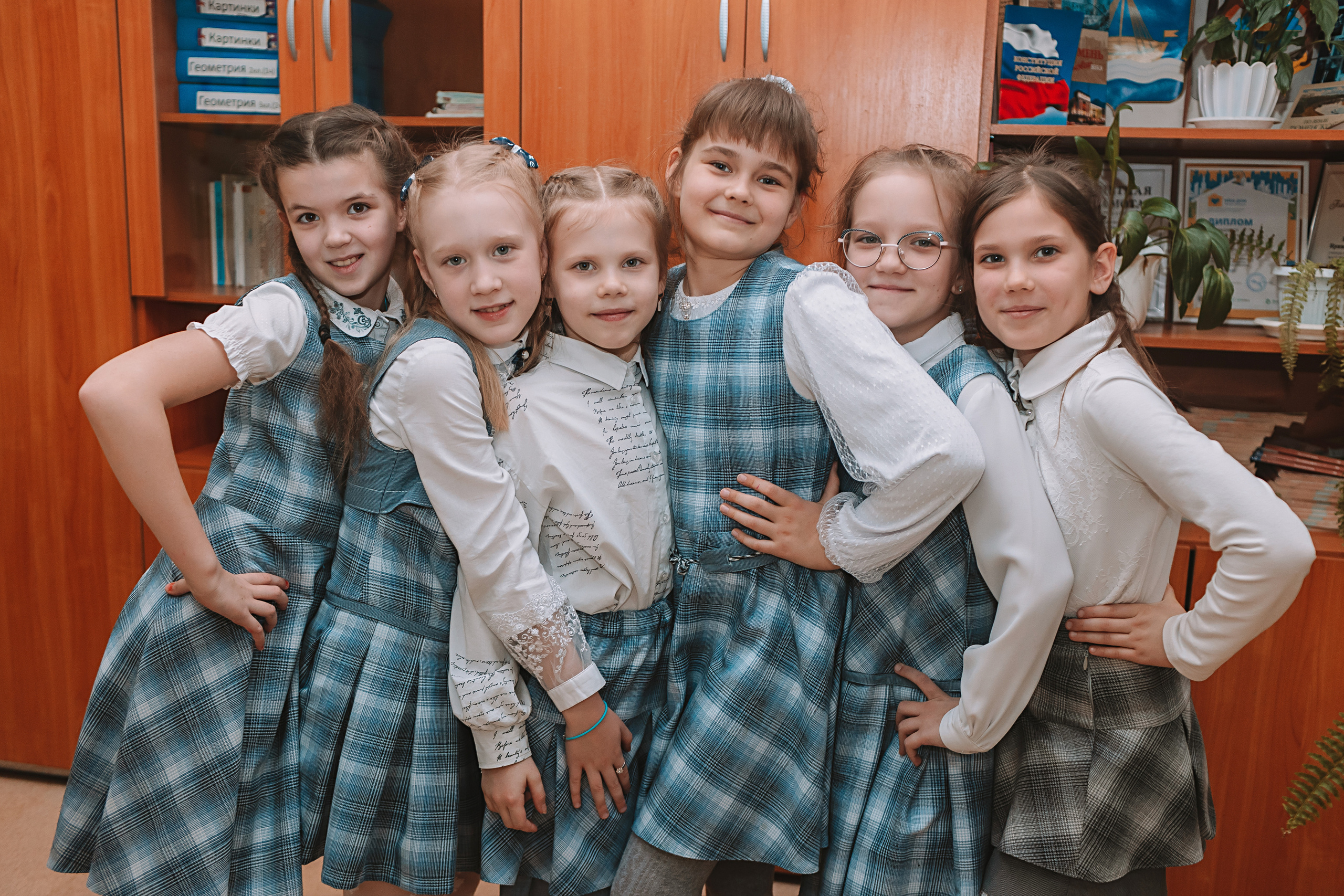 2 класс в школе. Семейный фотограф Тюмень, фотограф на роды Салмина Мария