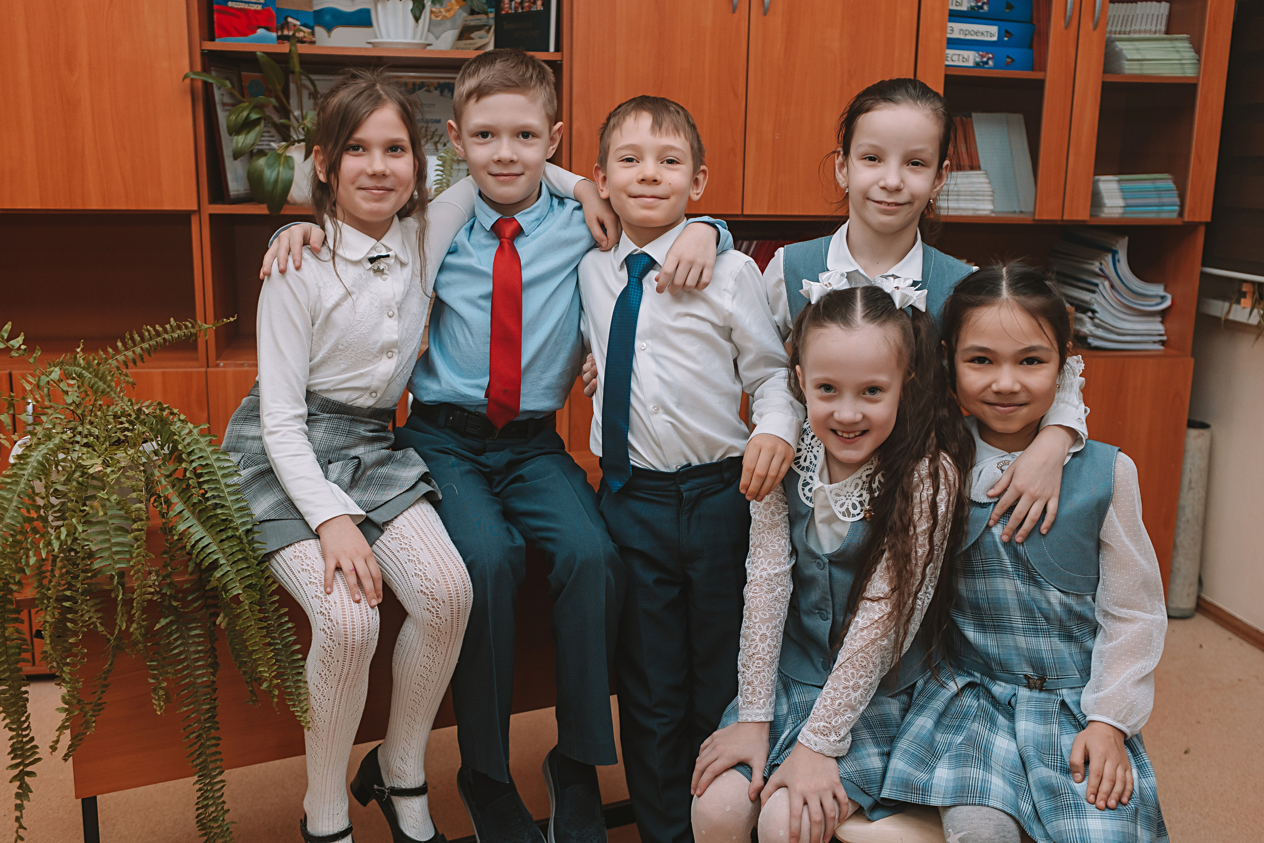2 класс в школе. Семейный фотограф Тюмень, фотограф на роды Салмина Мария