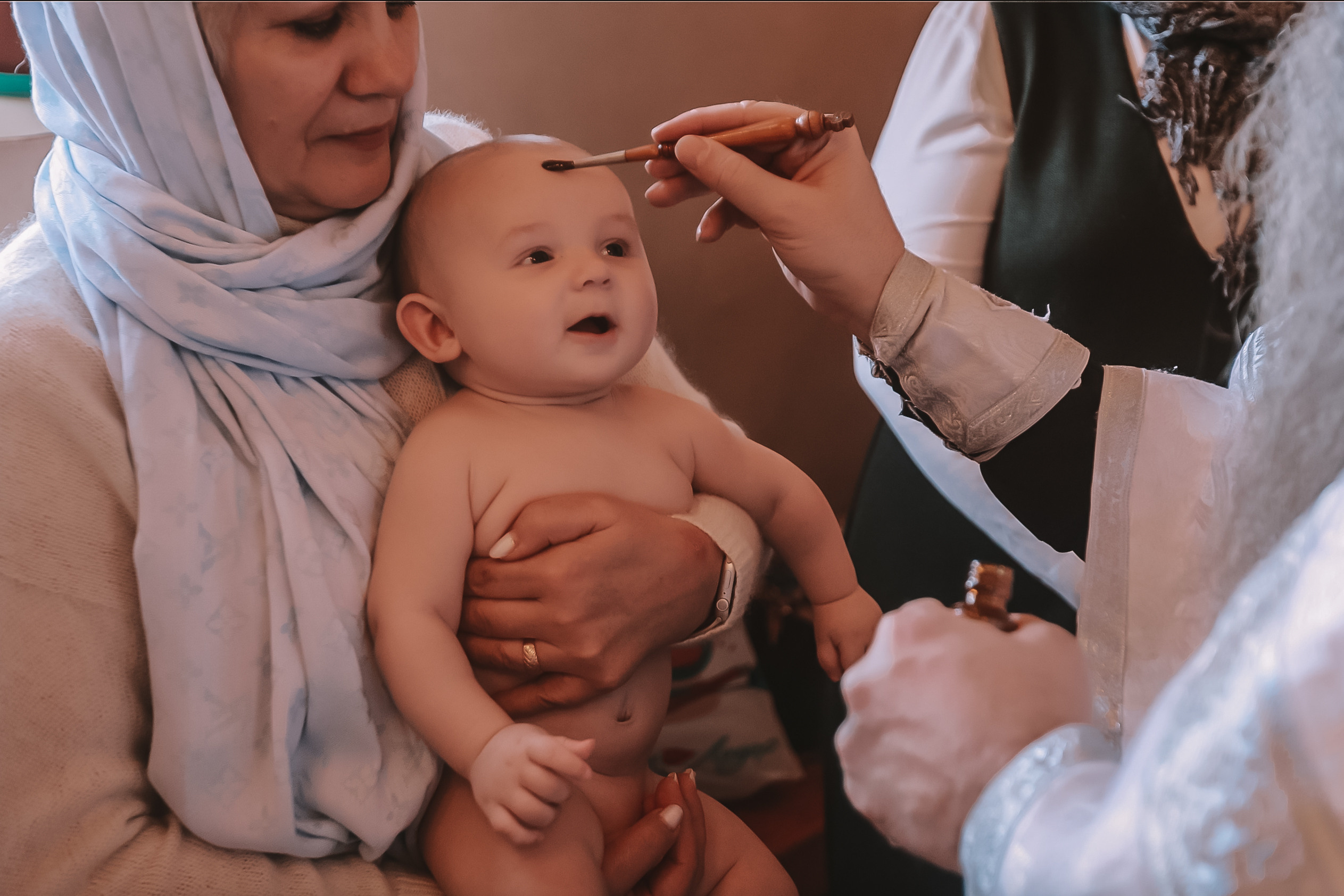 Крещение семакова. Семейный фотограф Тюмень, фотограф на роды Салмина Мария