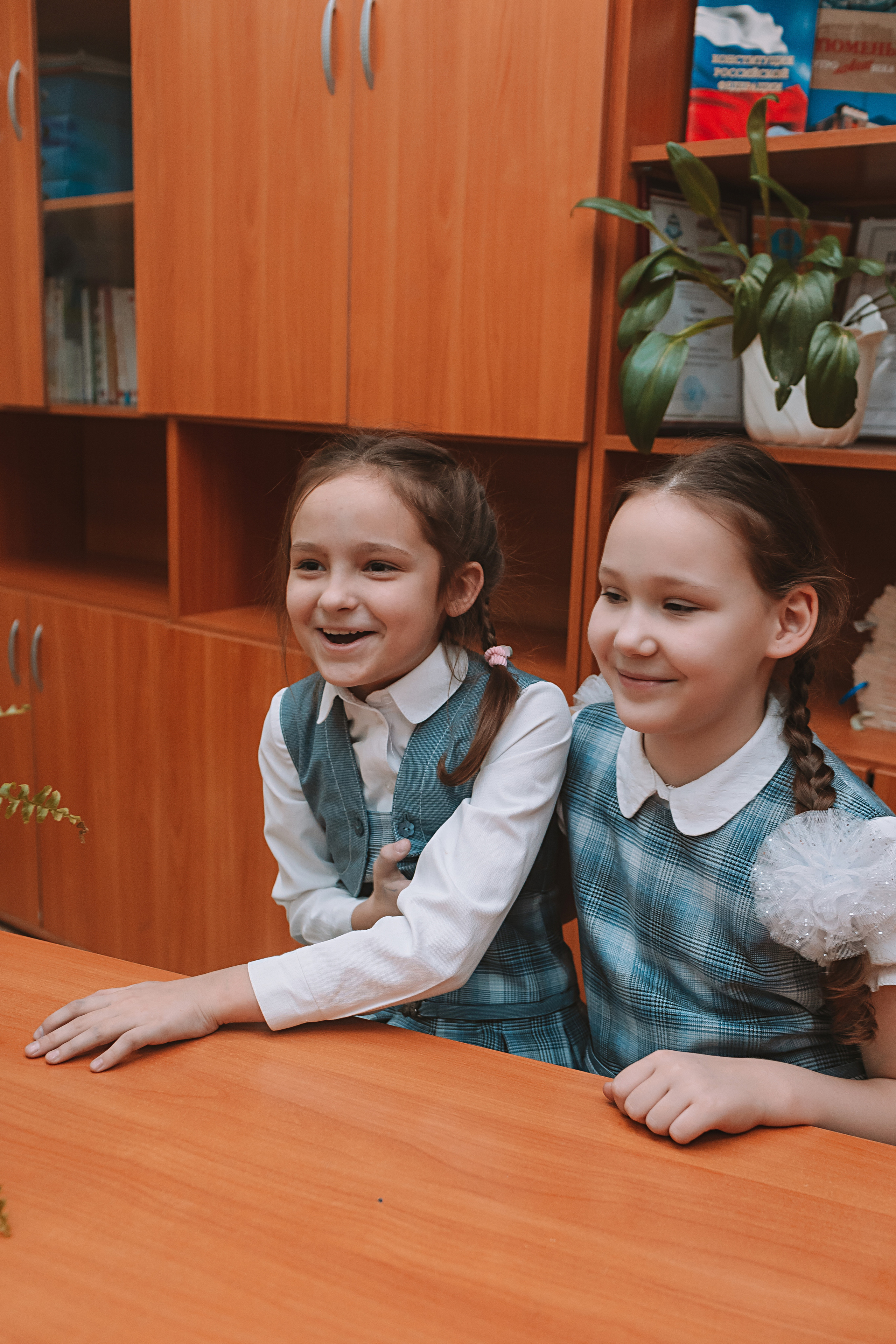 2 класс в школе. Семейный фотограф Тюмень, фотограф на роды Салмина Мария