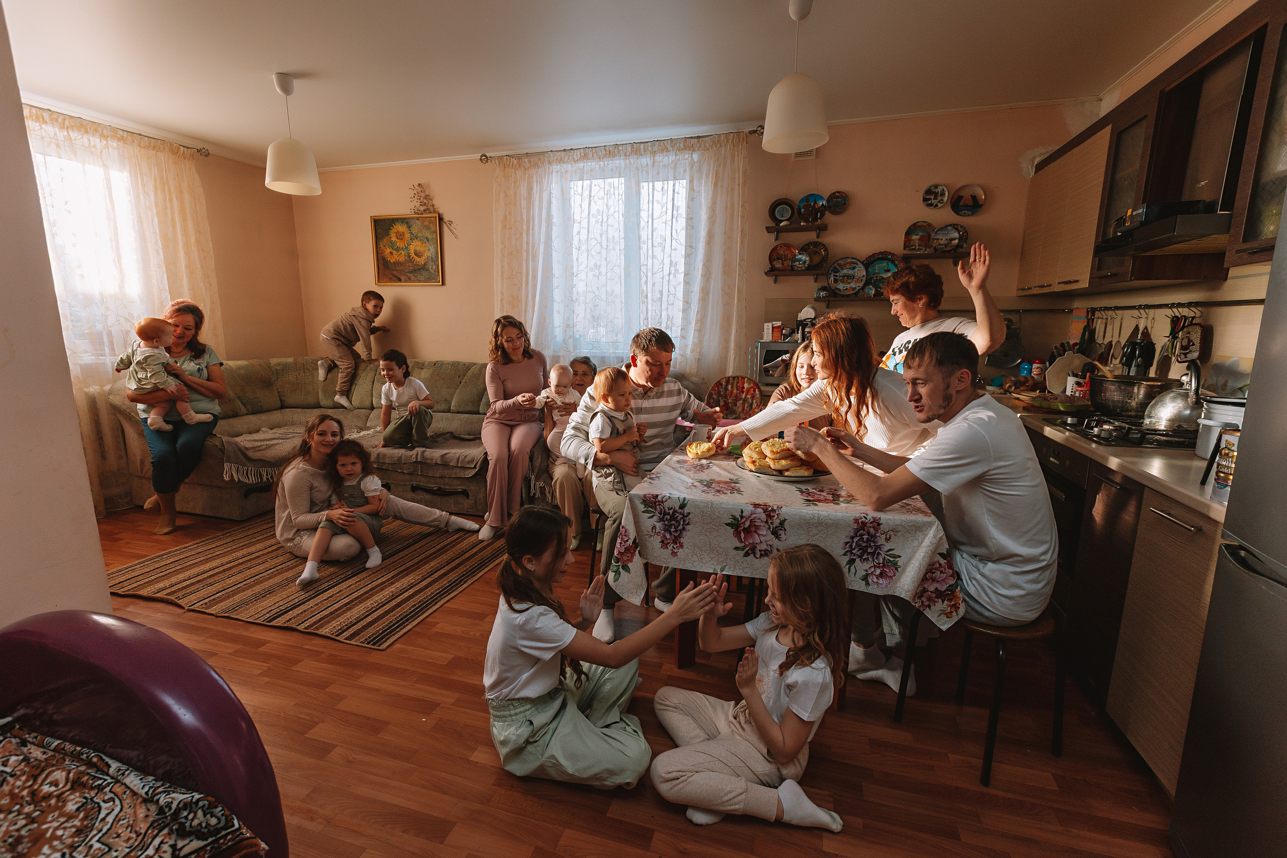 Большая семья (17 человек в частном доме, 2 часа). Семейный фотограф Тюмень, фотограф на роды Салмина Мария