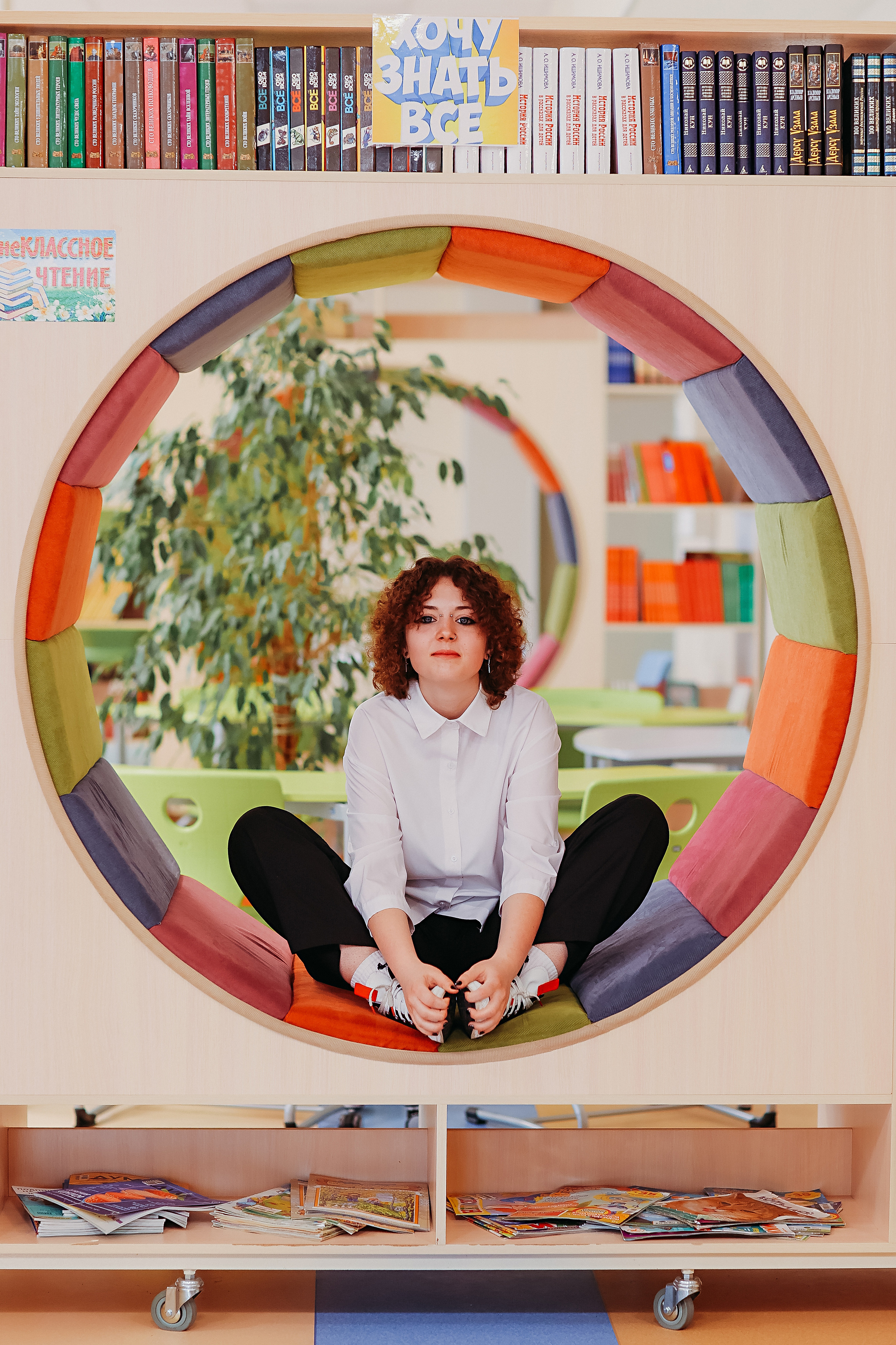 8 класс в библиотеке. Семейный фотограф Тюмень, фотограф на роды Салмина Мария