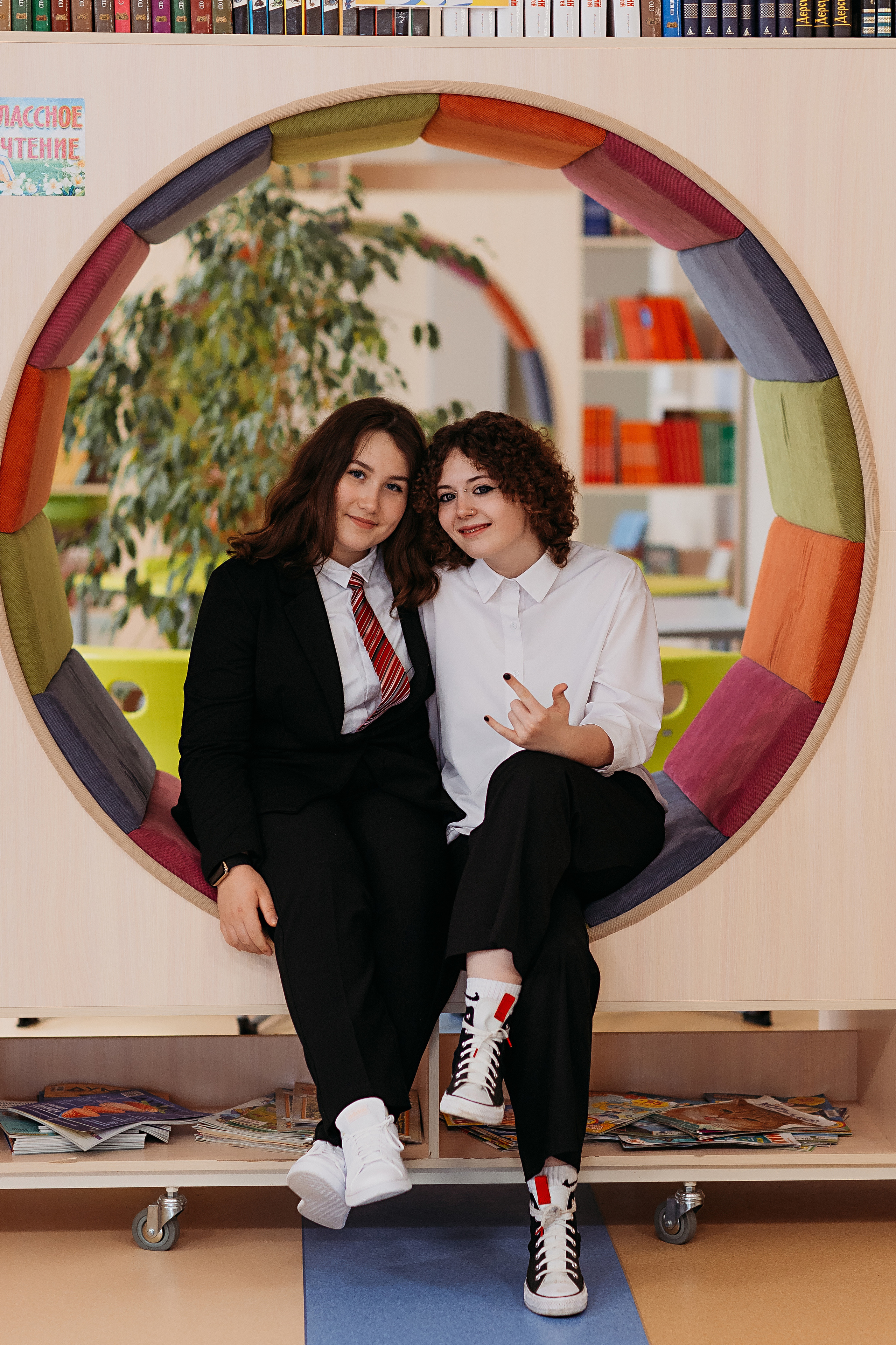 8 класс в библиотеке. Семейный фотограф Тюмень, фотограф на роды Салмина Мария