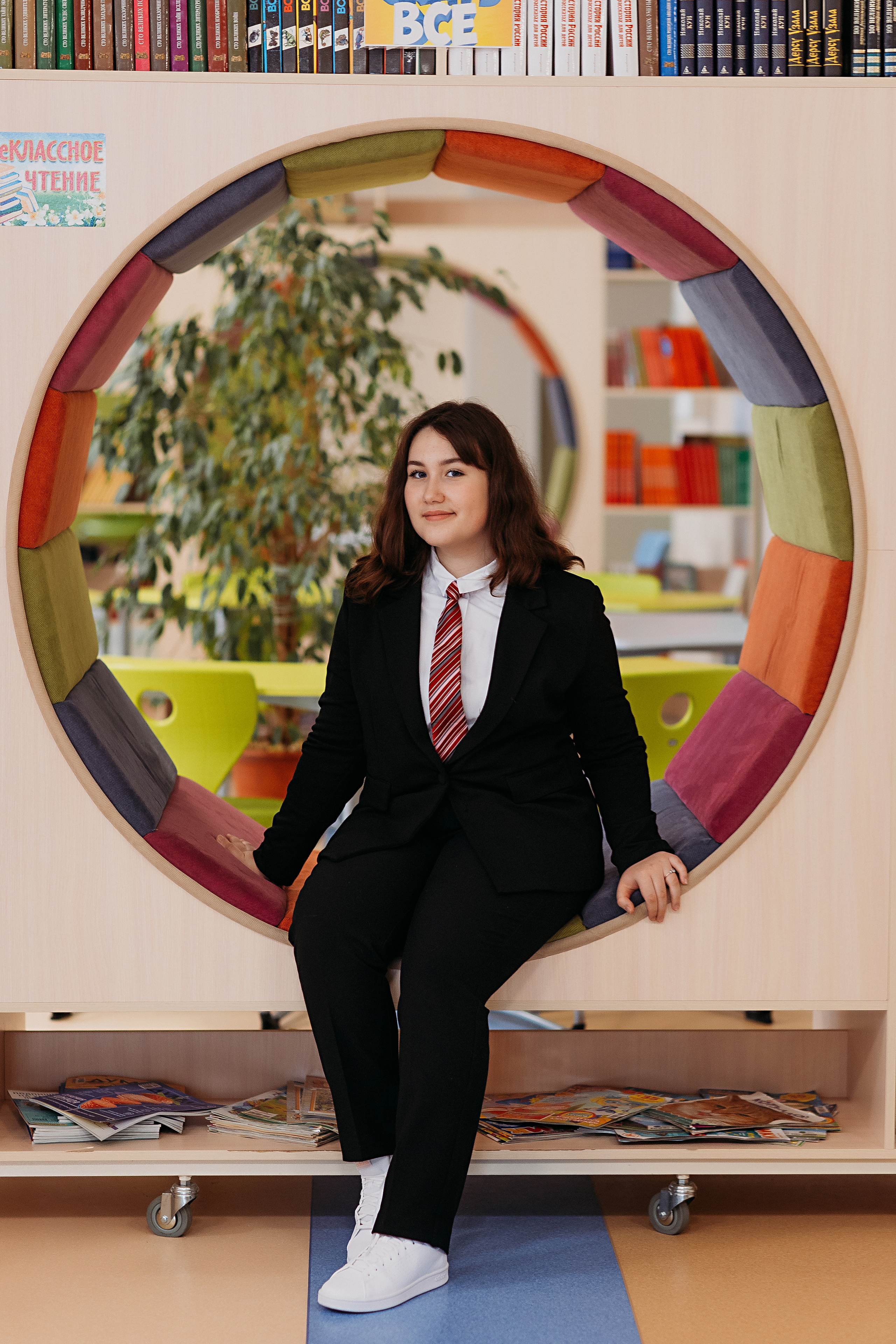 8 класс в библиотеке. Семейный фотограф Тюмень, фотограф на роды Салмина Мария