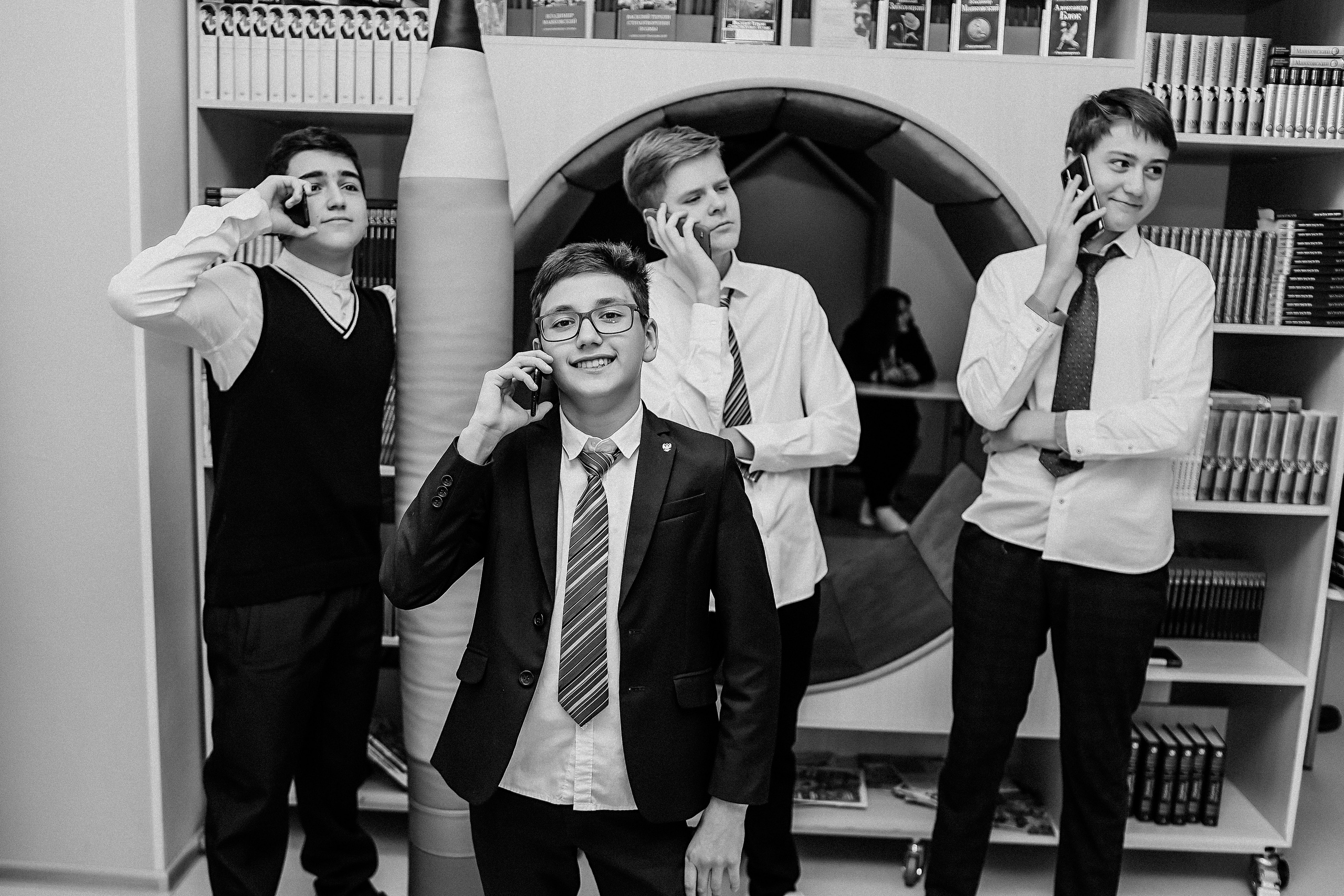 8 класс в библиотеке. Семейный фотограф Тюмень, фотограф на роды Салмина Мария