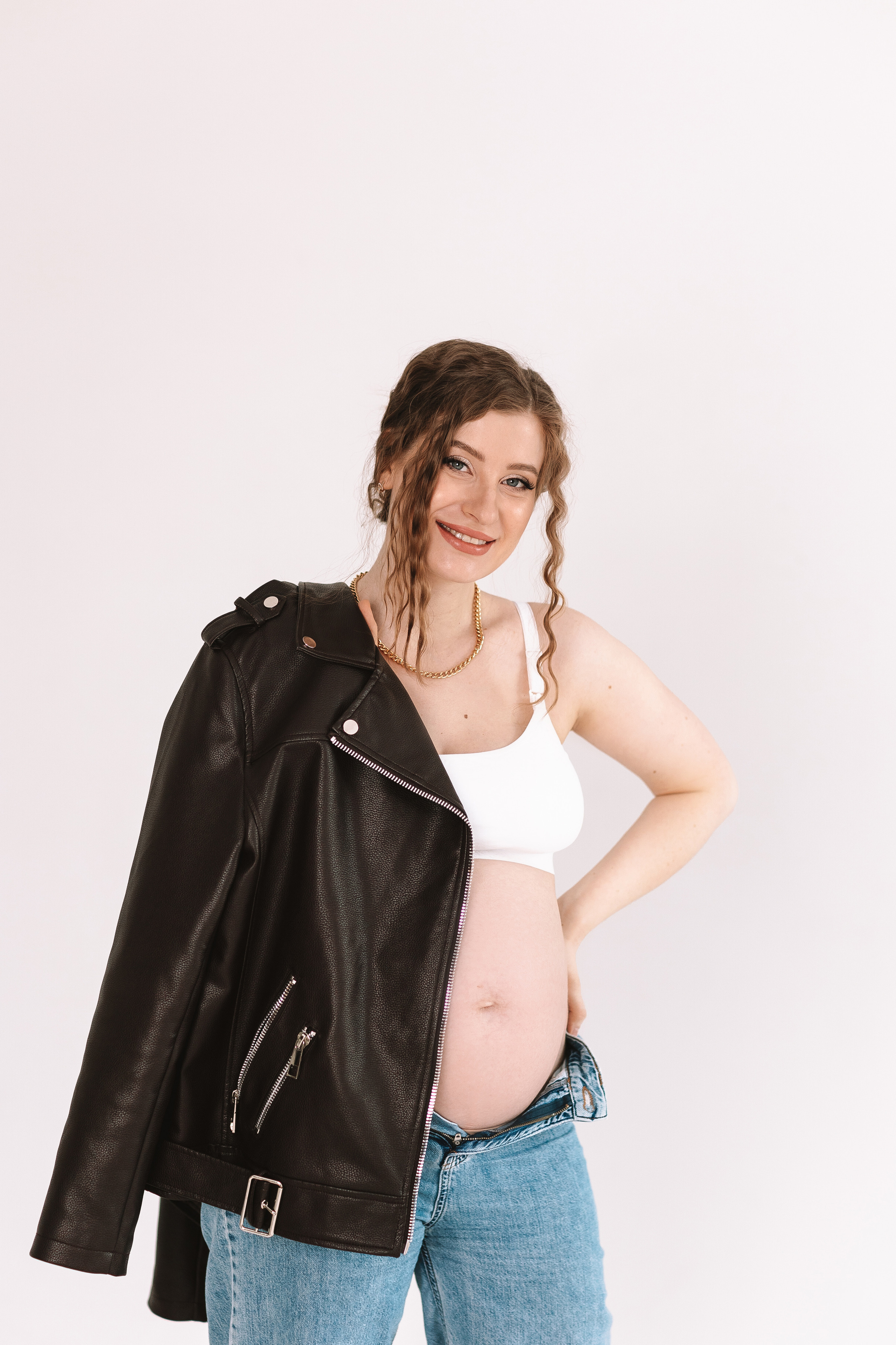 Беременность (фататум, циклорама и зал). Семейный фотограф Тюмень, фотограф на роды Салмина Мария