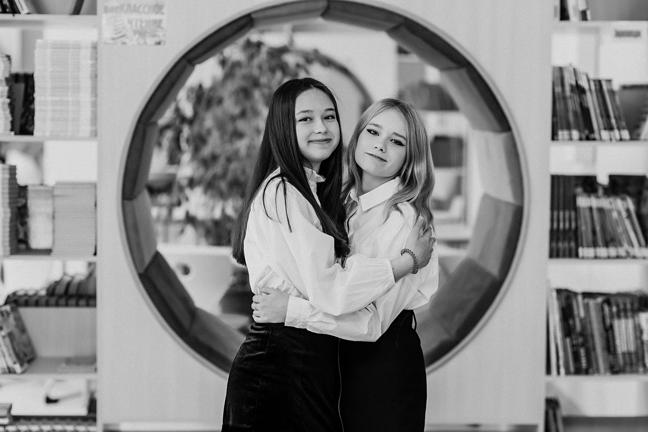 8 класс в библиотеке. Семейный фотограф Тюмень, фотограф на роды Салмина Мария