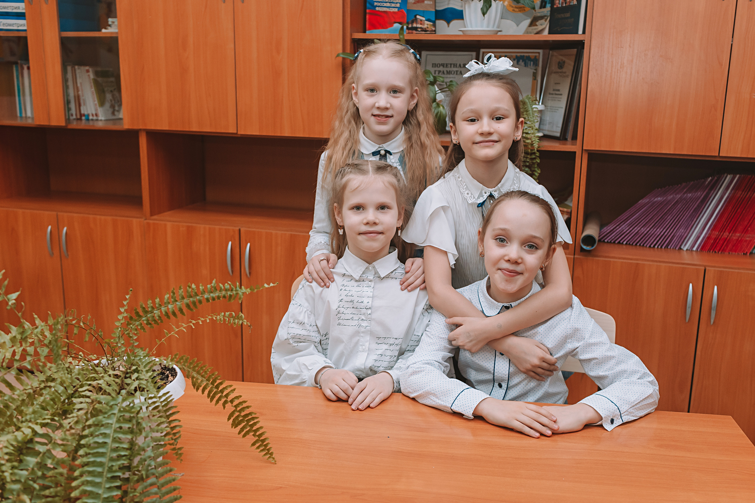 2 класс в школе. Семейный фотограф Тюмень, фотограф на роды Салмина Мария