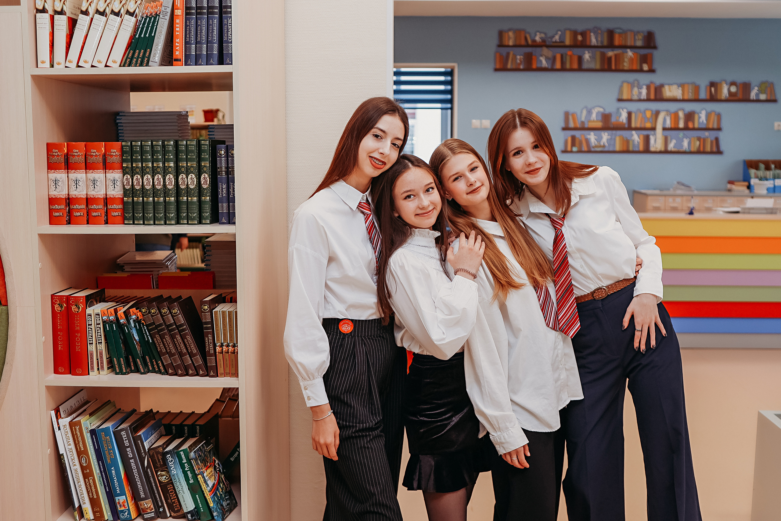 8 класс в библиотеке. Семейный фотограф Тюмень, фотограф на роды Салмина Мария