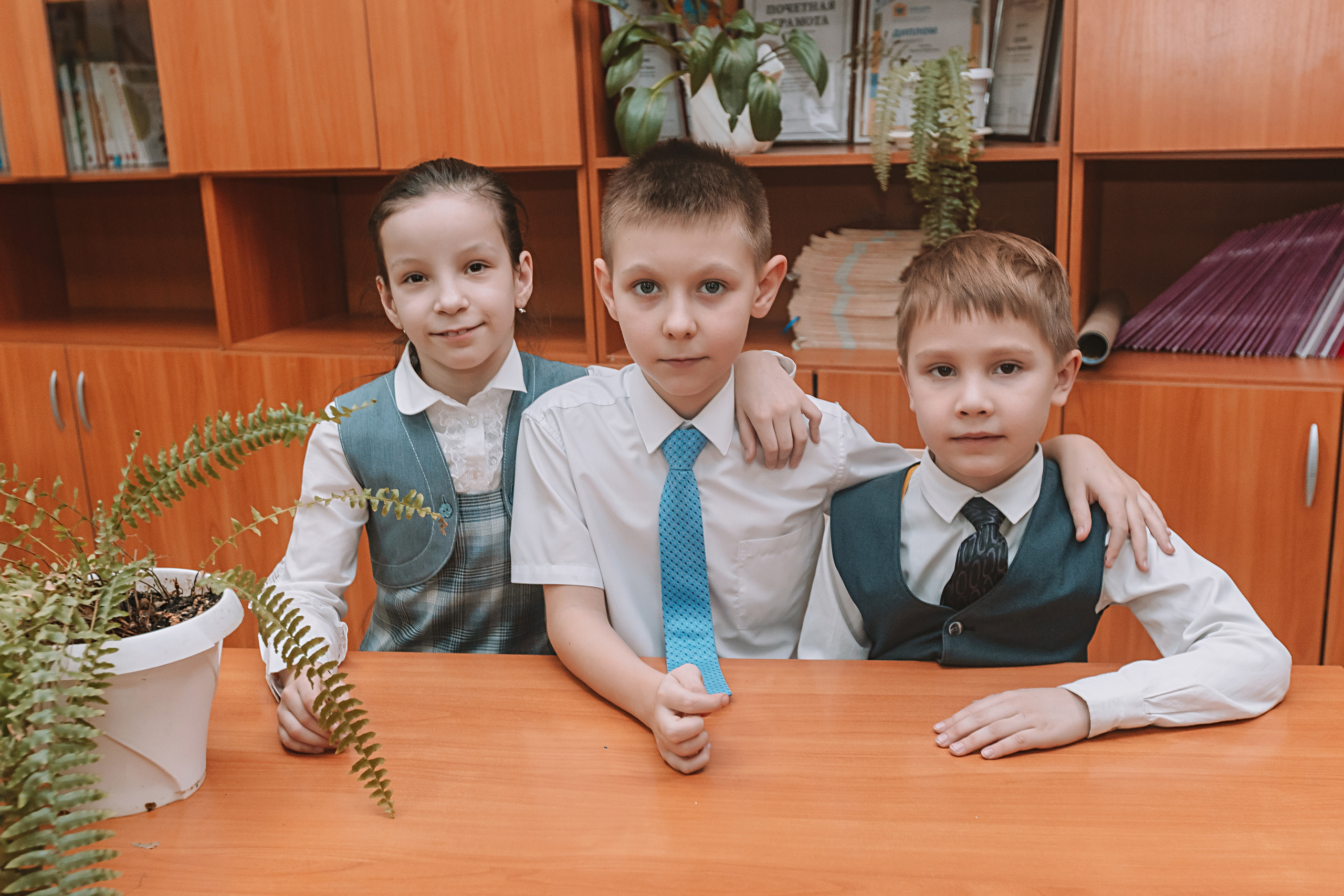 2 класс в школе. Семейный фотограф Тюмень, фотограф на роды Салмина Мария