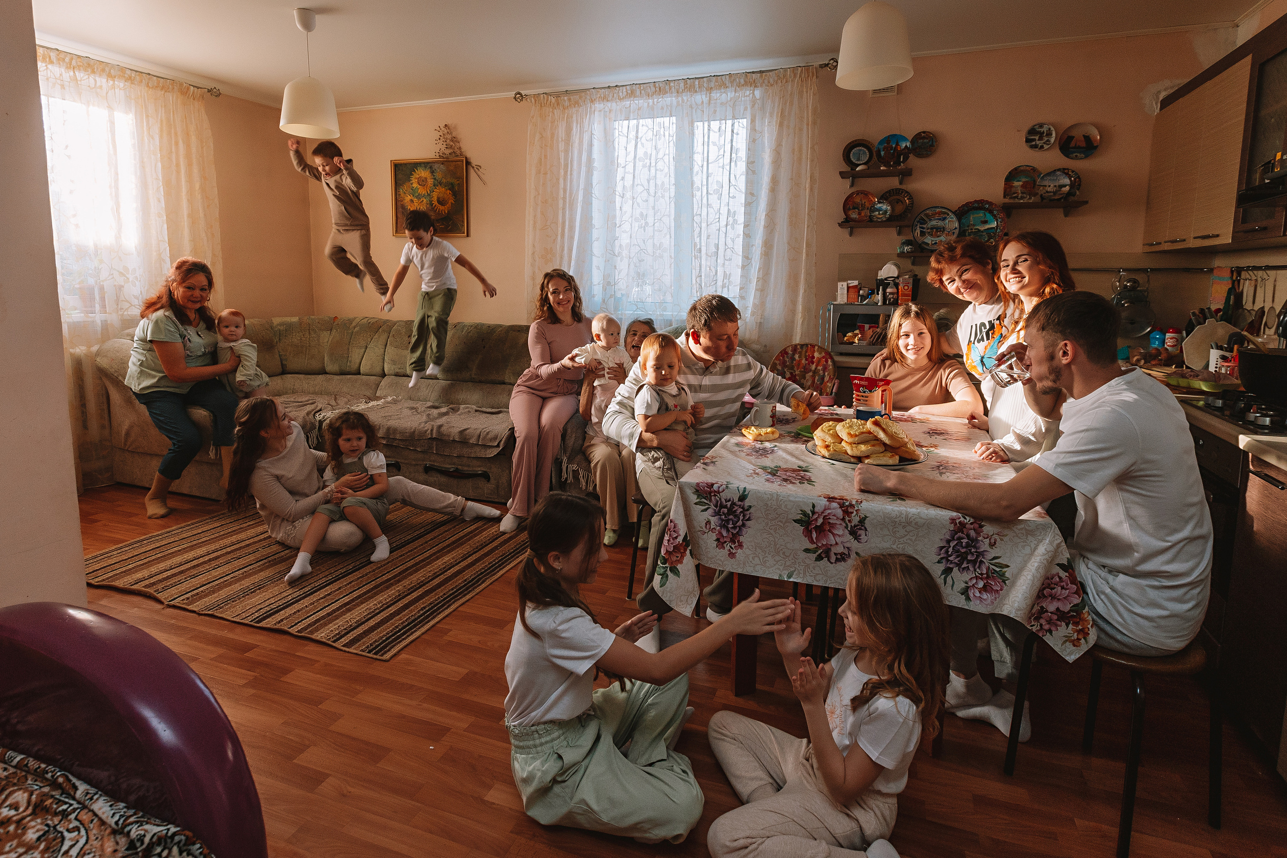 Большая семья (17 человек в частном доме, 2 часа). Семейный фотограф Тюмень, фотограф на роды Салмина Мария