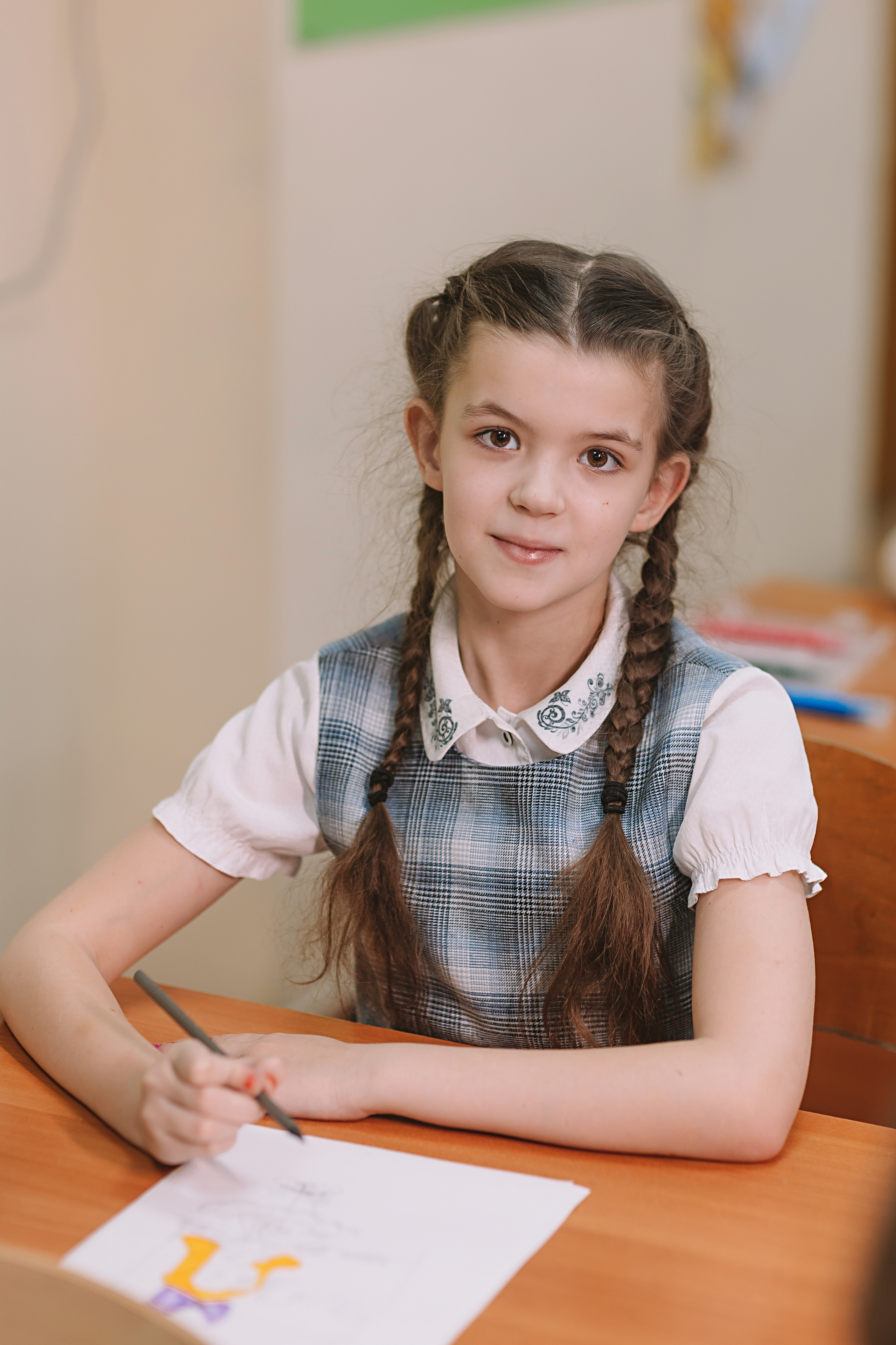 2 класс в школе. Семейный фотограф Тюмень, фотограф на роды Салмина Мария