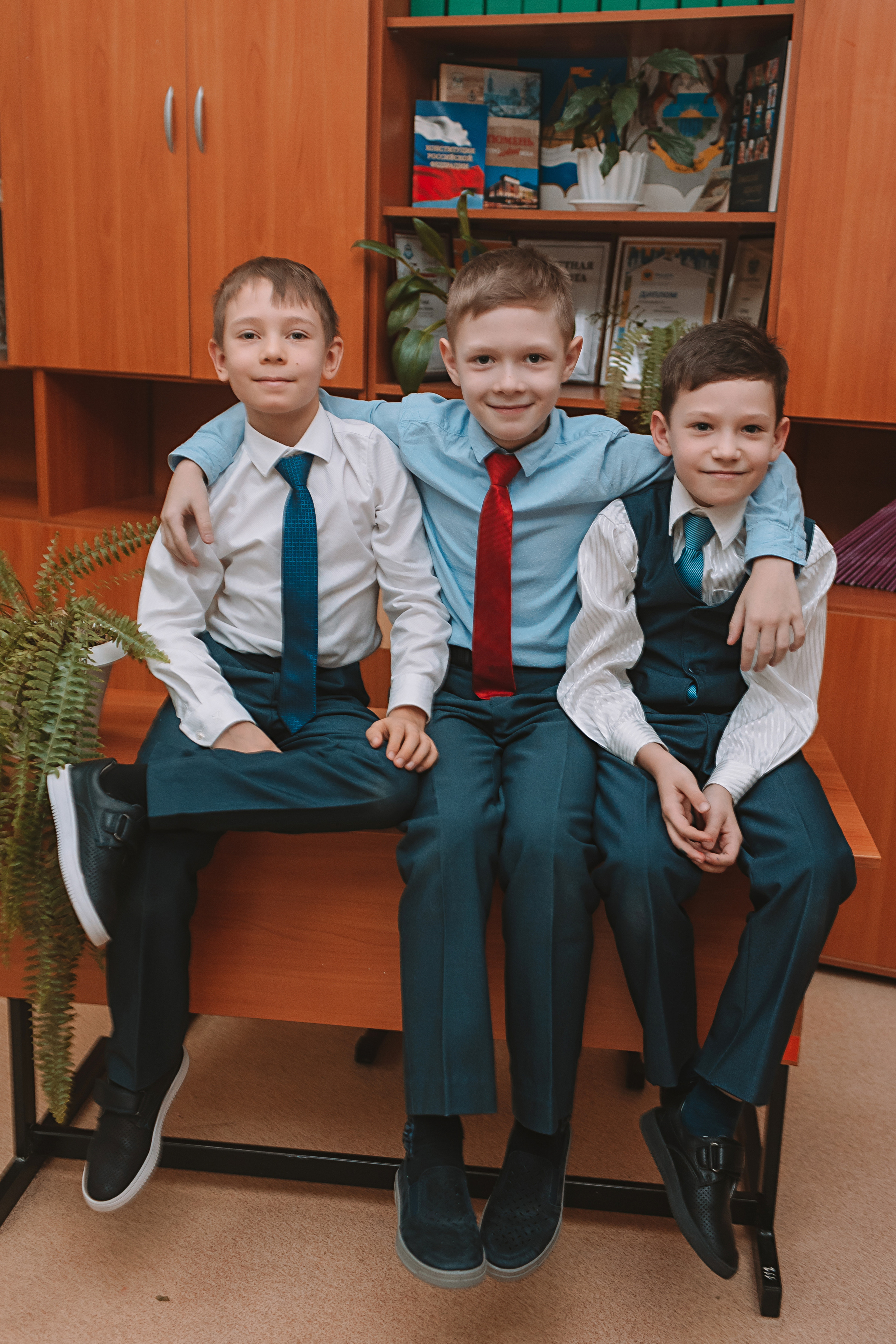 2 класс в школе. Семейный фотограф Тюмень, фотограф на роды Салмина Мария