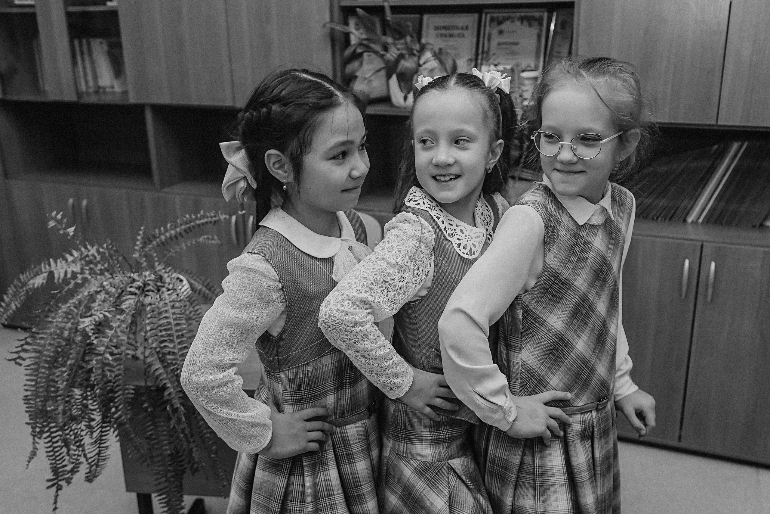 2 класс в школе. Семейный фотограф Тюмень, фотограф на роды Салмина Мария