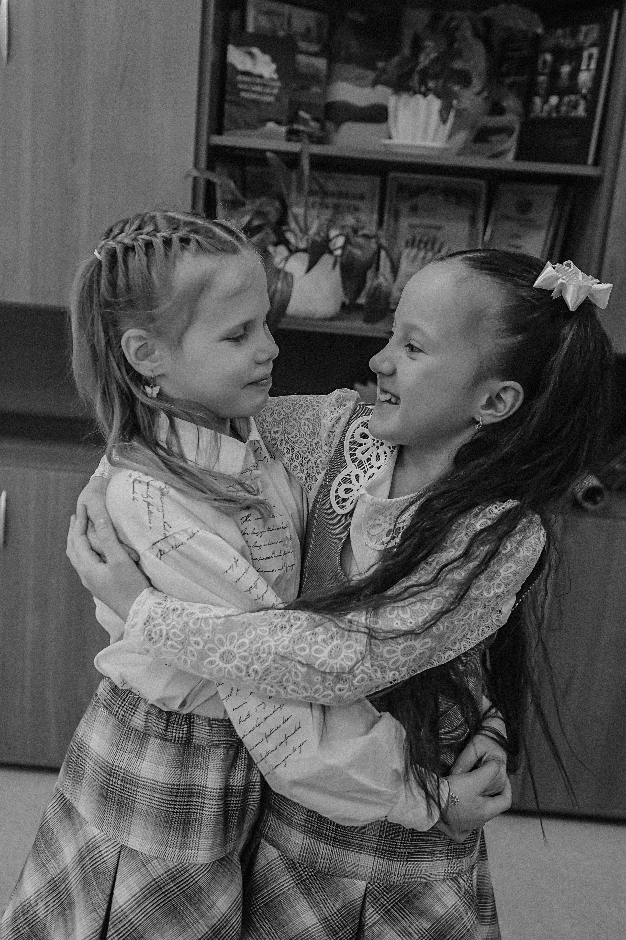 2 класс в школе. Семейный фотограф Тюмень, фотограф на роды Салмина Мария