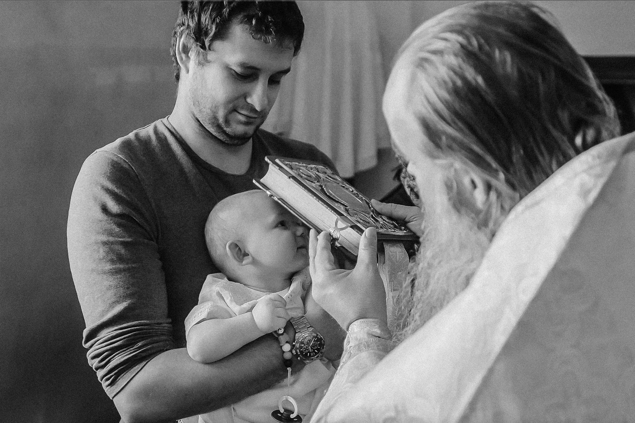 Крещение семакова. Семейный фотограф Тюмень, фотограф на роды Салмина Мария