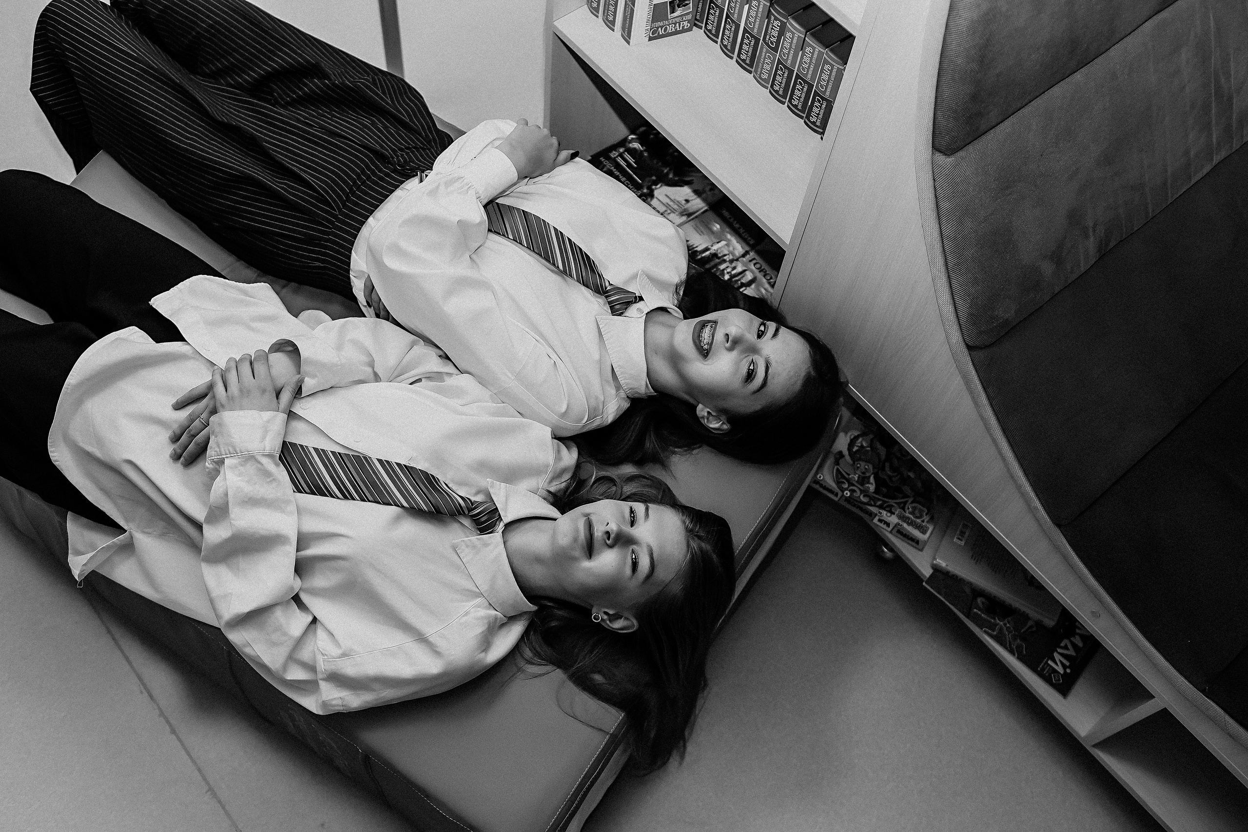 8 класс в библиотеке. Семейный фотограф Тюмень, фотограф на роды Салмина Мария