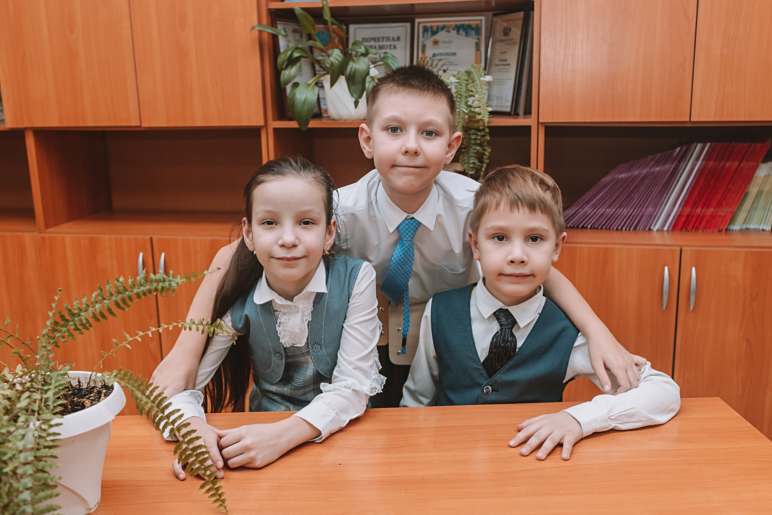 2 класс в школе. Семейный фотограф Тюмень, фотограф на роды Салмина Мария