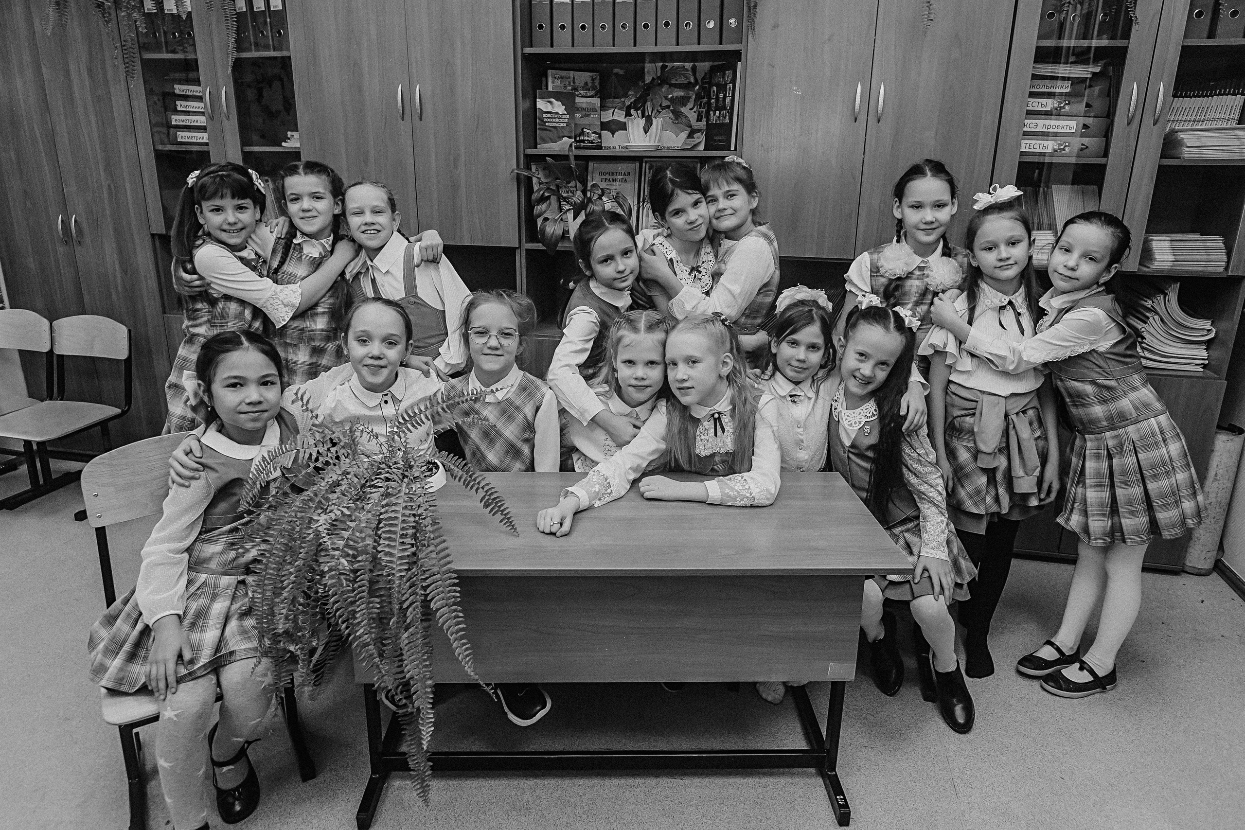 2 класс в школе. Семейный фотограф Тюмень, фотограф на роды Салмина Мария