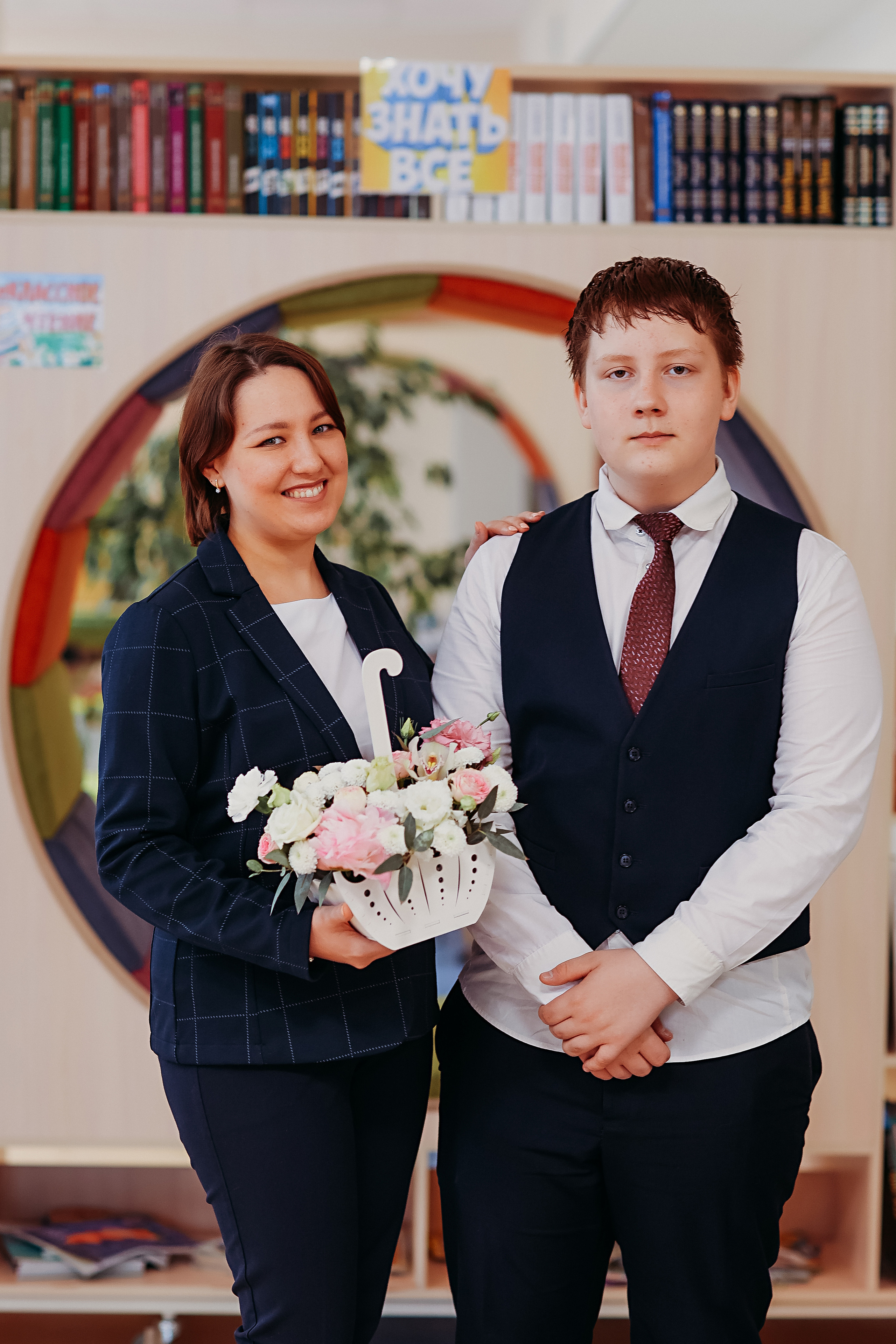 8 класс в библиотеке. Семейный фотограф Тюмень, фотограф на роды Салмина Мария