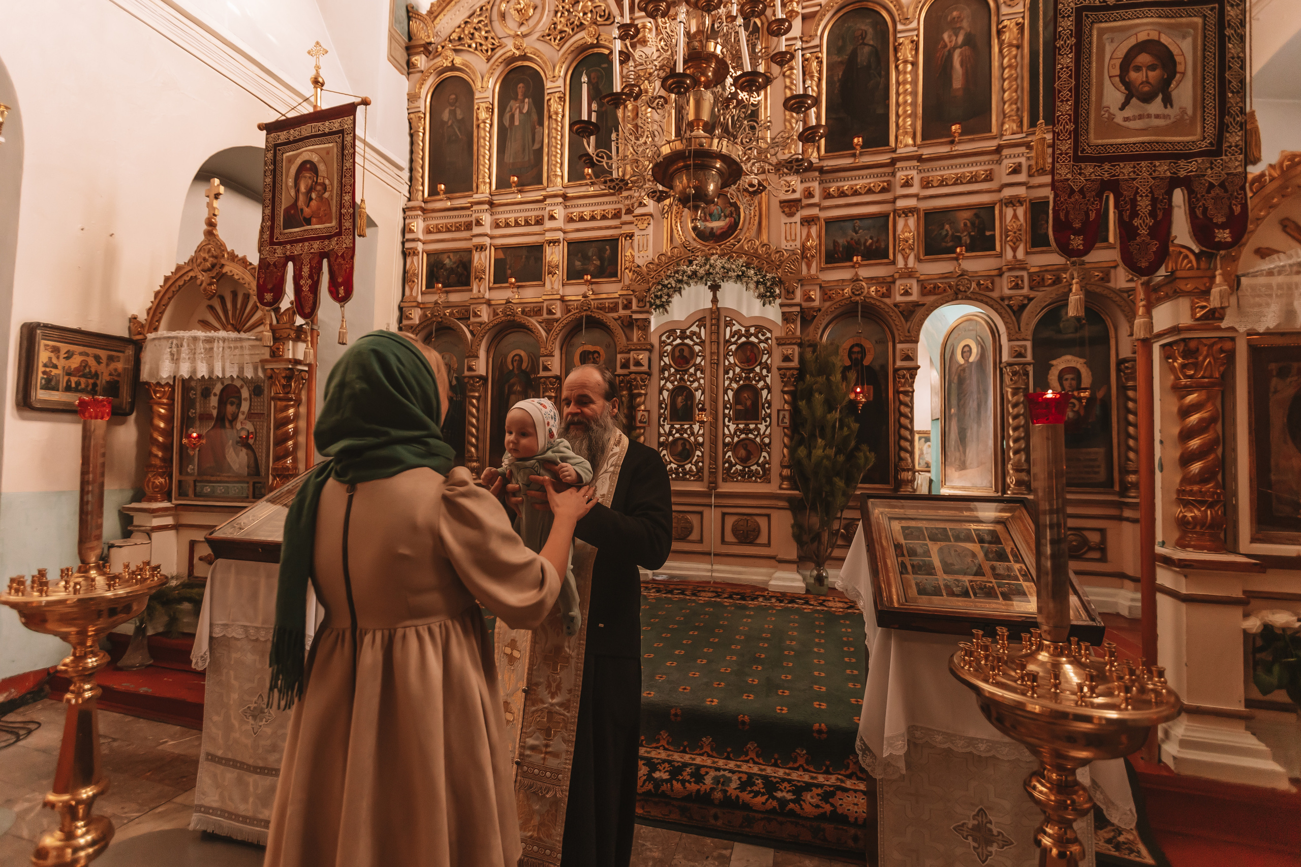 Крещение семакова. Семейный фотограф Тюмень, фотограф на роды Салмина Мария