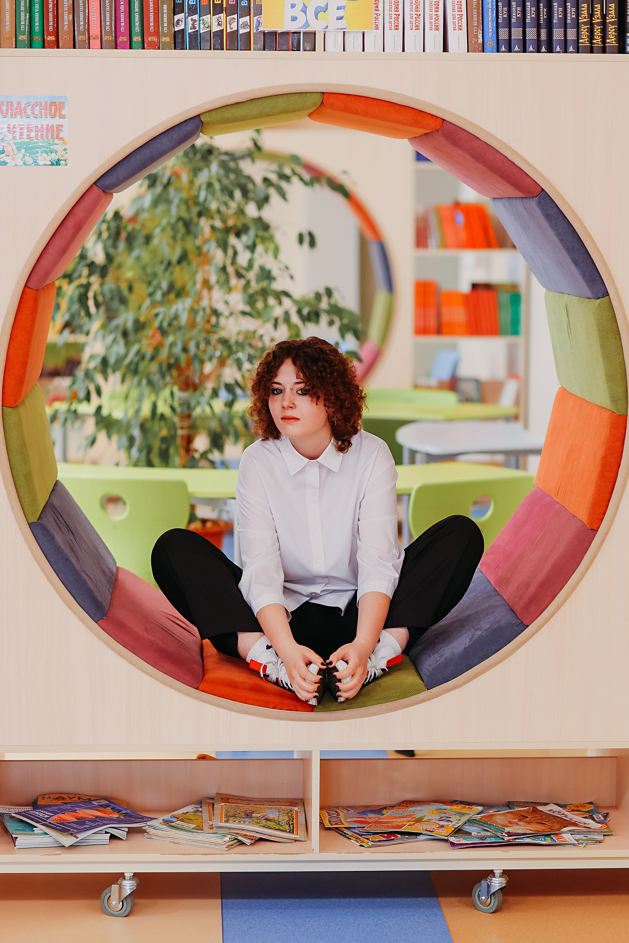 8 класс в библиотеке. Семейный фотограф Тюмень, фотограф на роды Салмина Мария