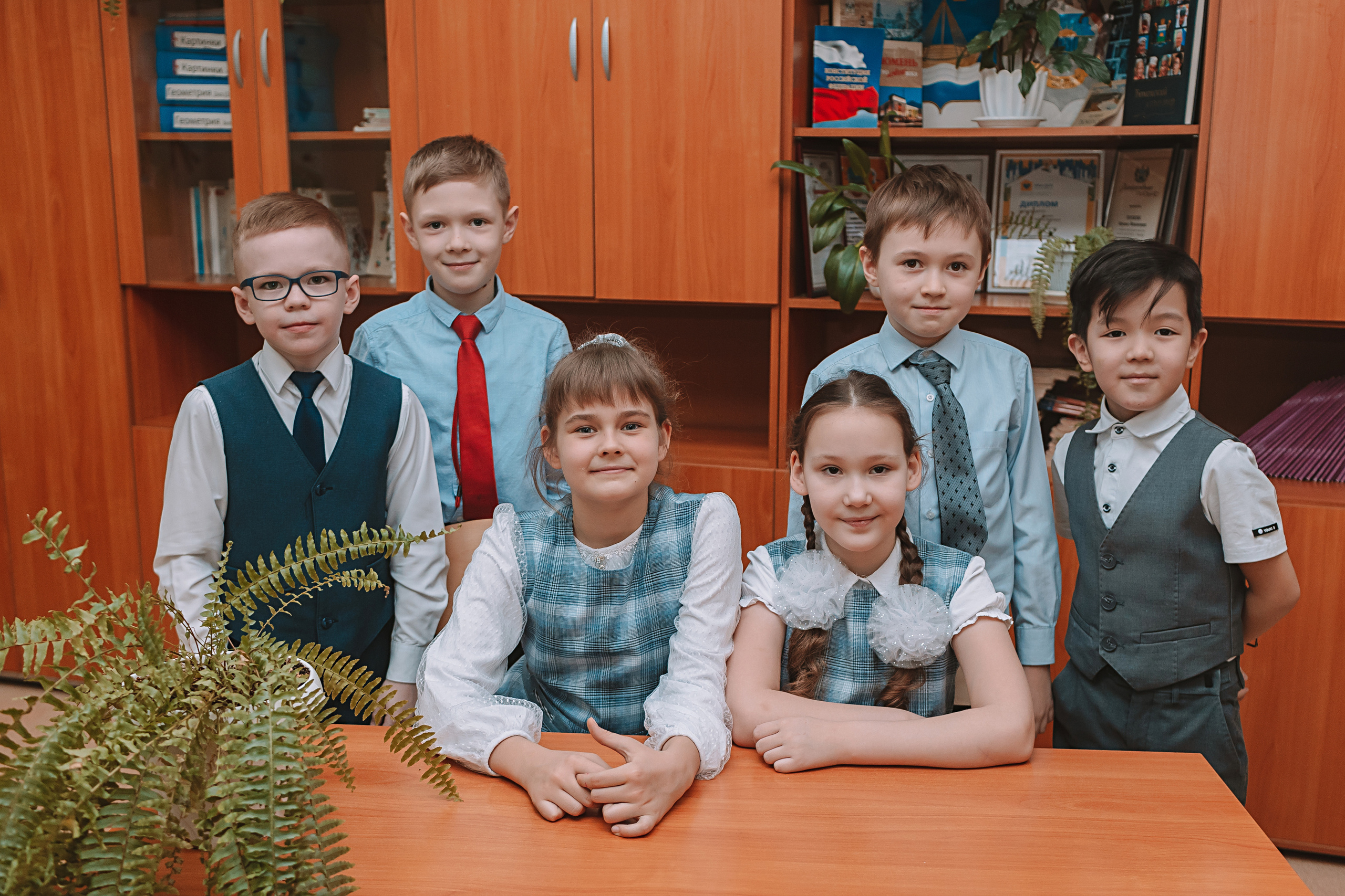 2 класс в школе. Семейный фотограф Тюмень, фотограф на роды Салмина Мария