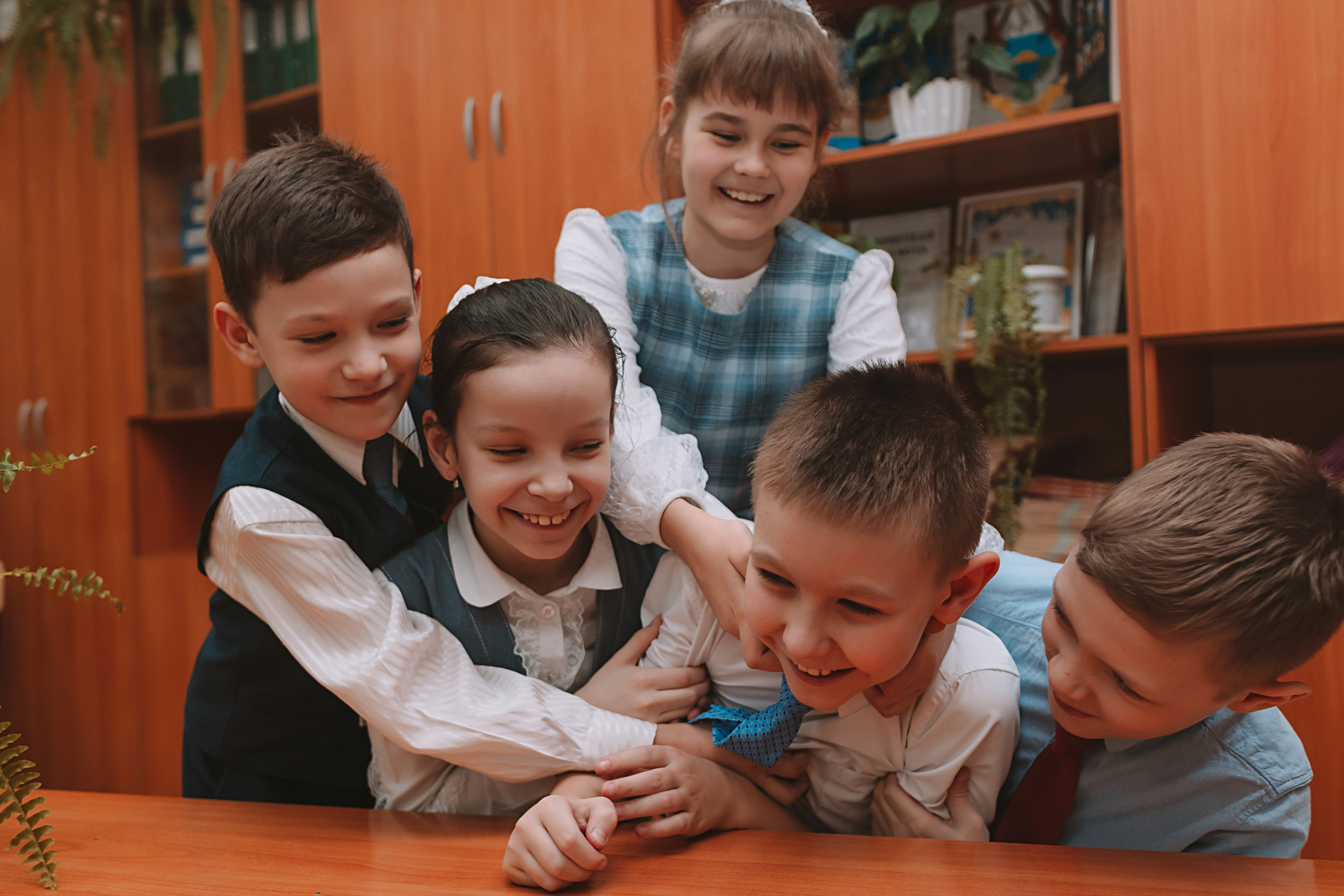 2 класс в школе. Семейный фотограф Тюмень, фотограф на роды Салмина Мария