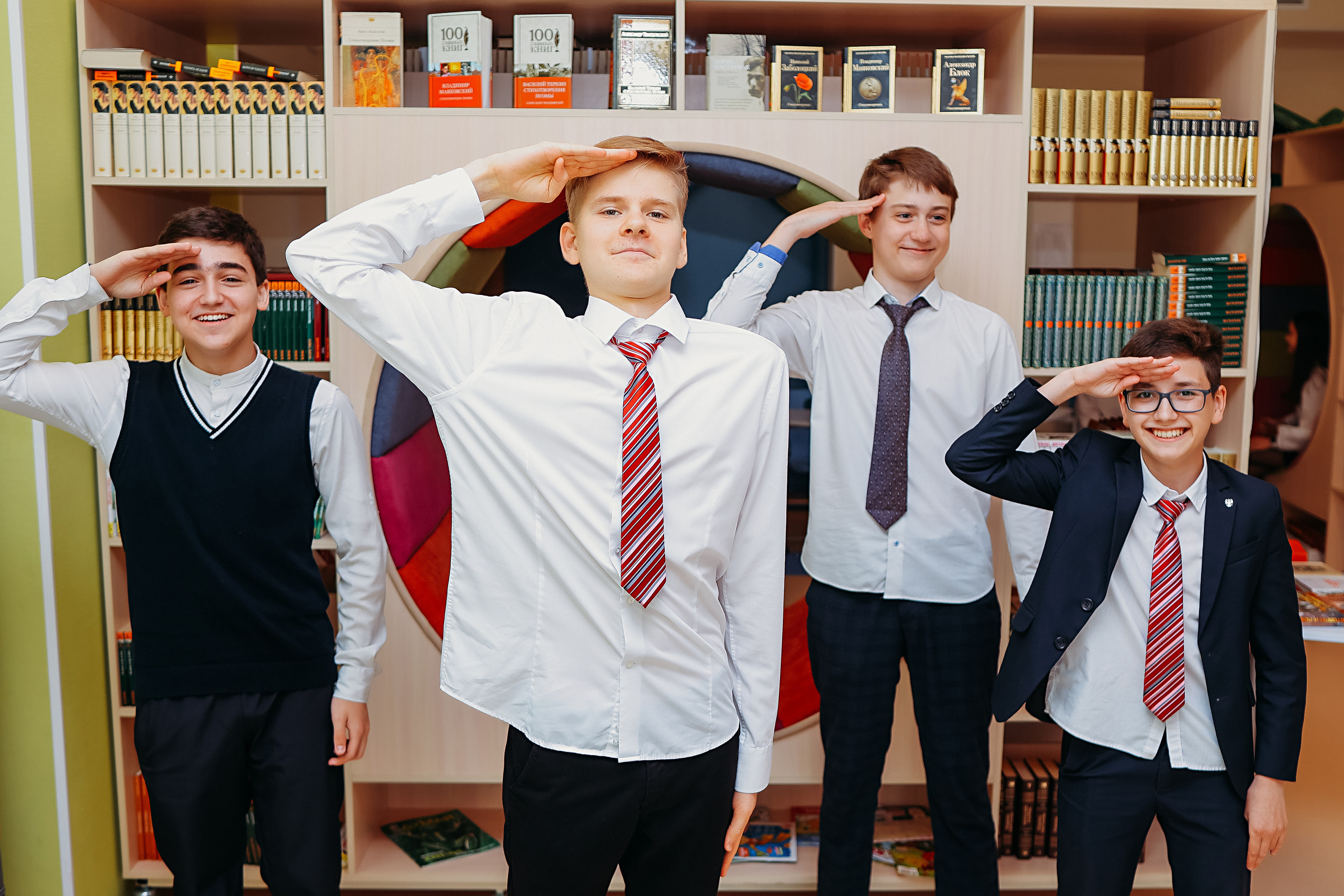 8 класс в библиотеке. Семейный фотограф Тюмень, фотограф на роды Салмина Мария