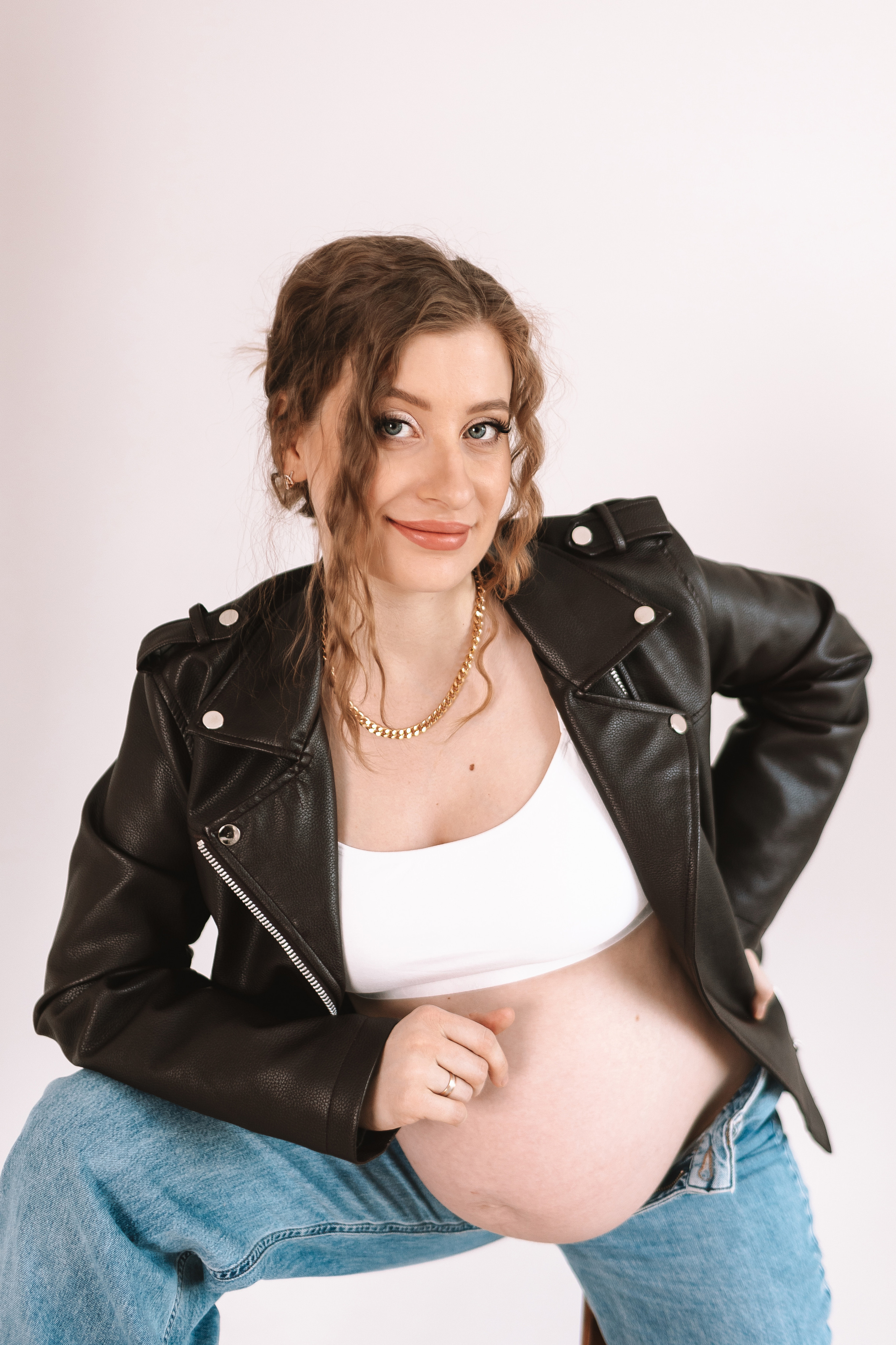 Беременность (фататум, циклорама и зал). Семейный фотограф Тюмень, фотограф на роды Салмина Мария