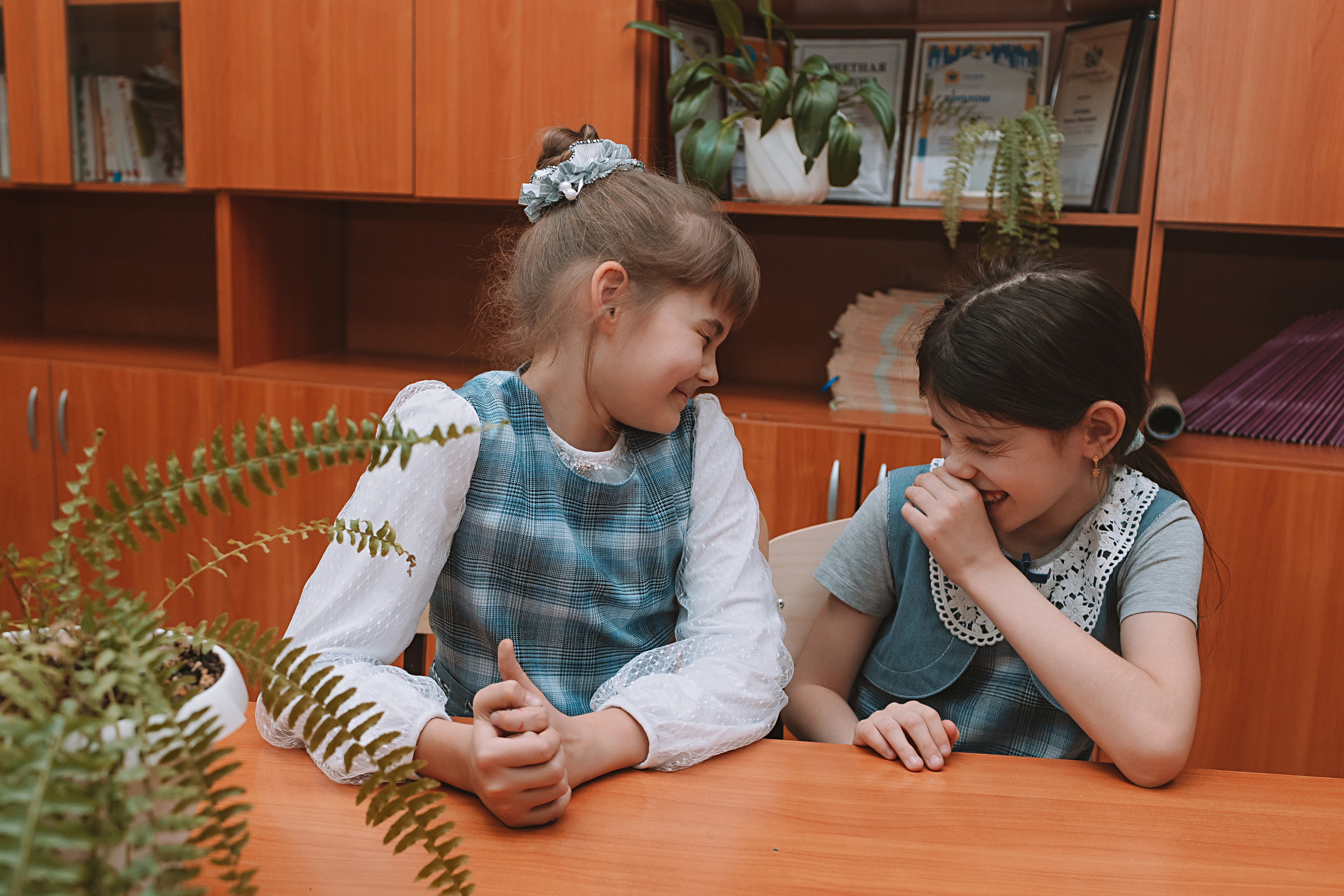 2 класс в школе. Семейный фотограф Тюмень, фотограф на роды Салмина Мария