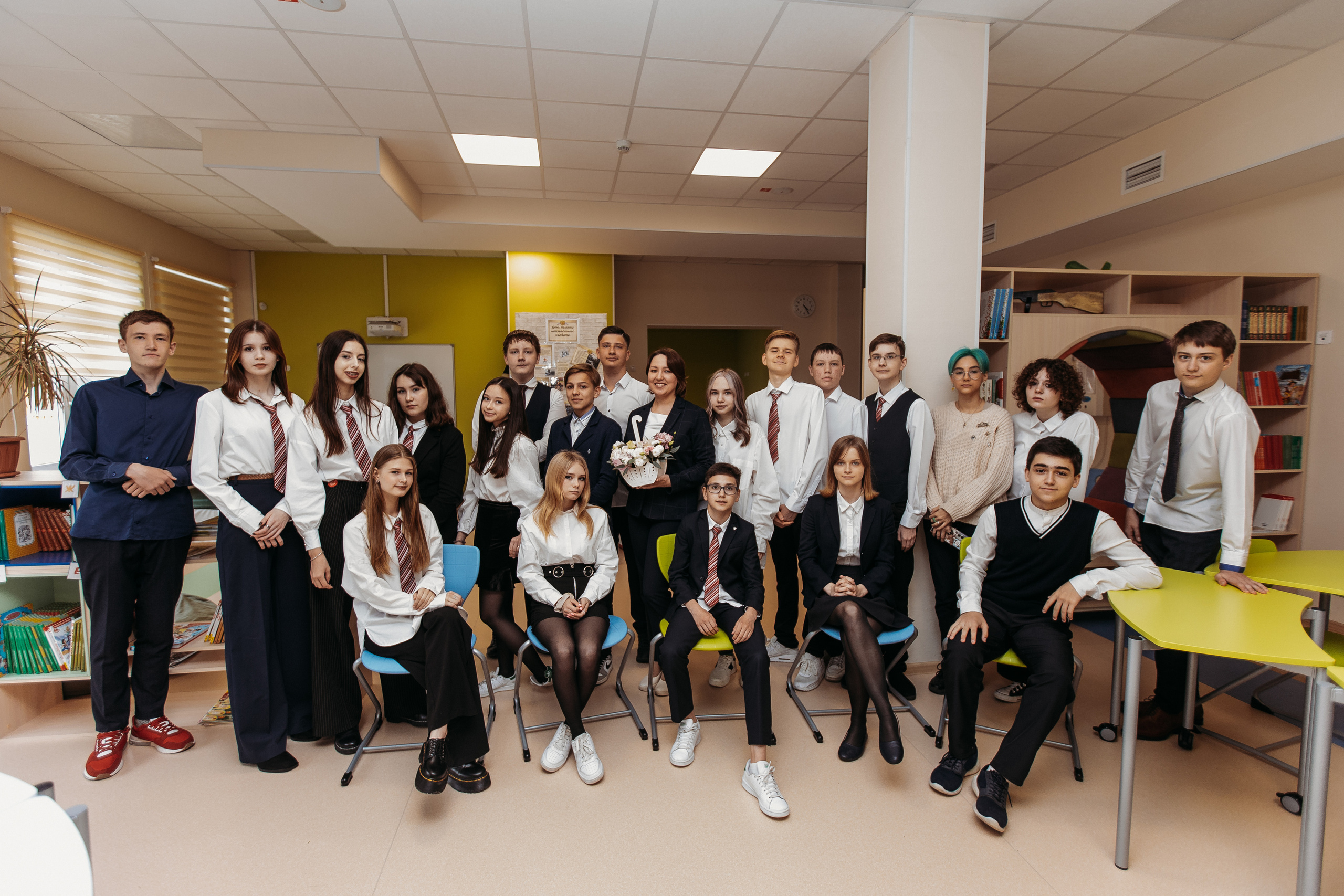 8 класс в библиотеке. Семейный фотограф Тюмень, фотограф на роды Салмина Мария