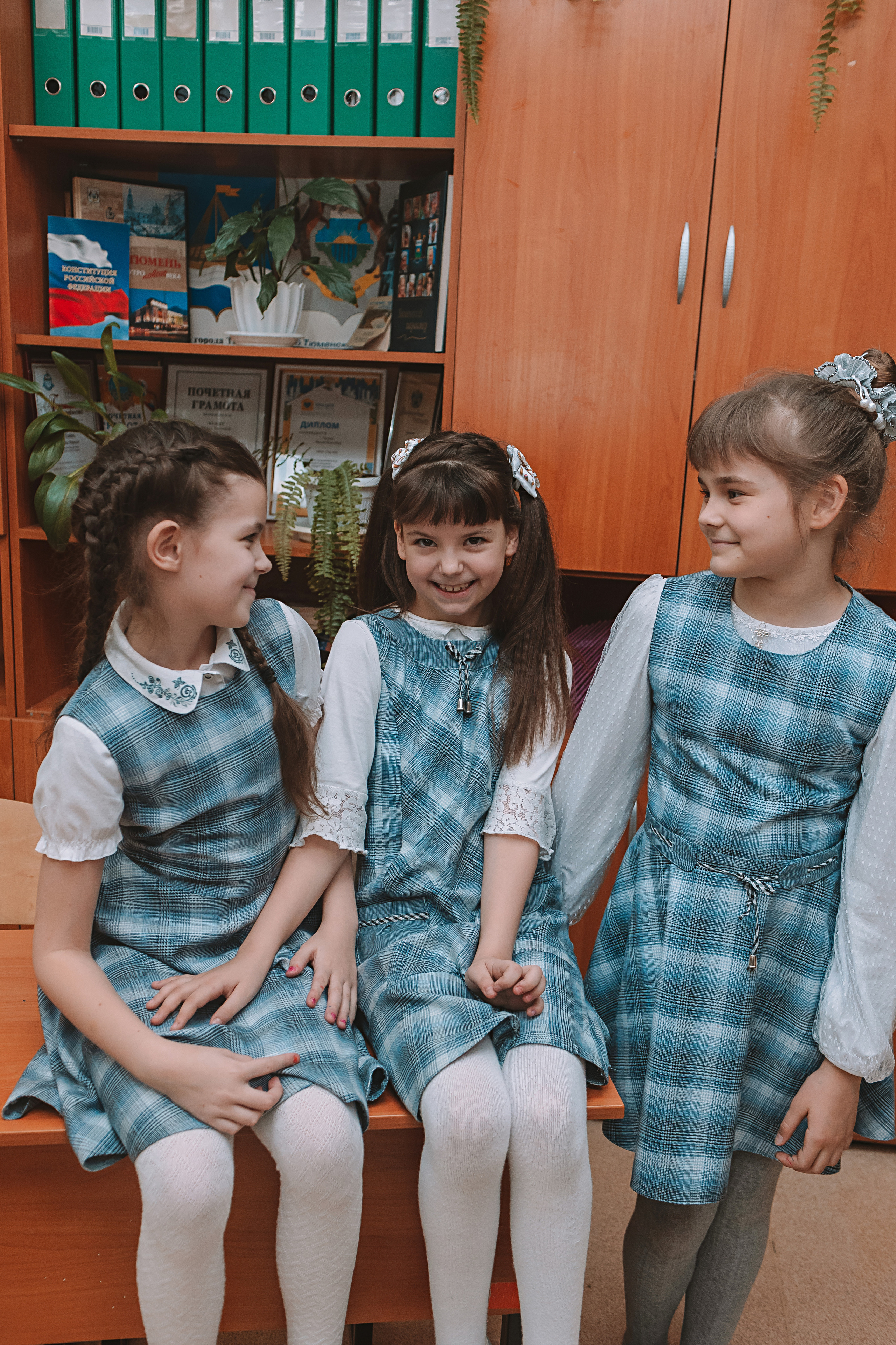 2 класс в школе. Семейный фотограф Тюмень, фотограф на роды Салмина Мария