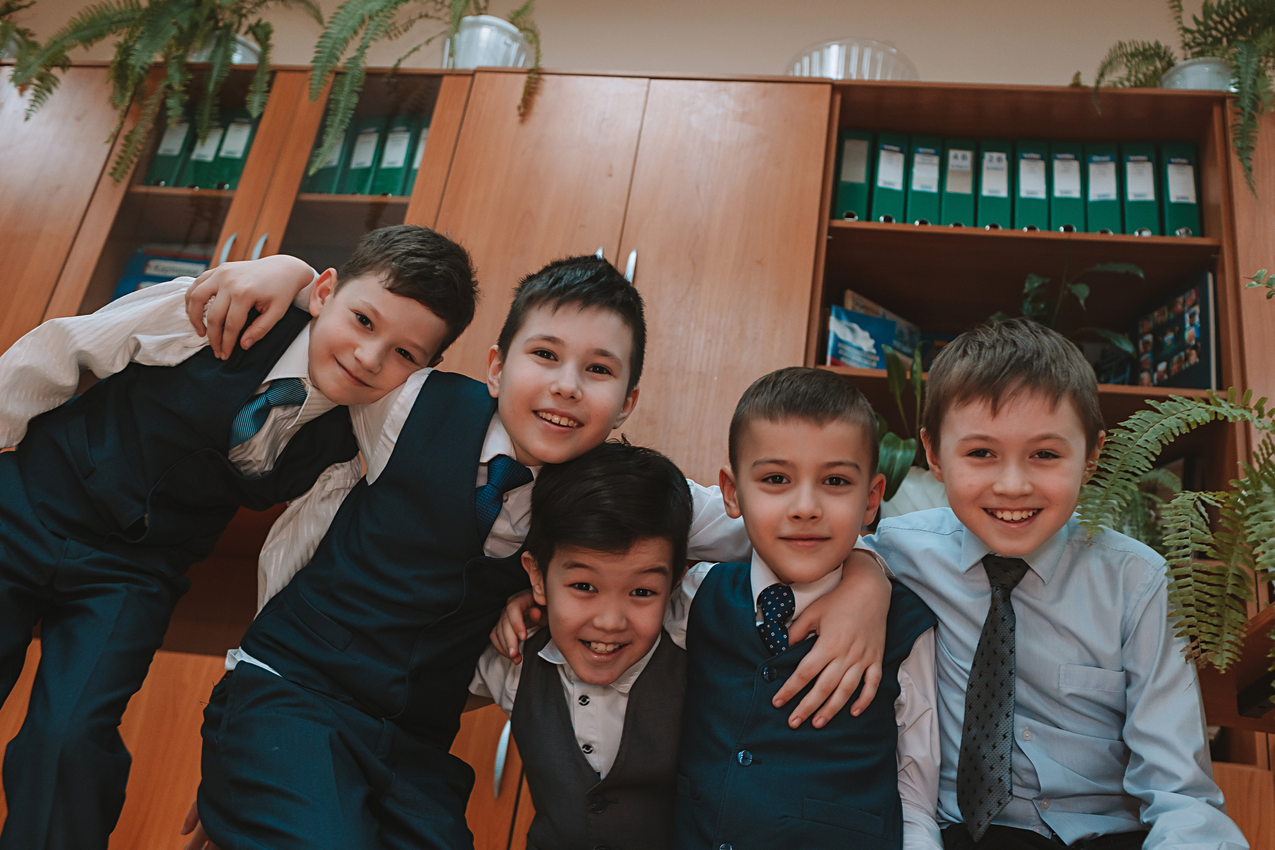 2 класс в школе. Семейный фотограф Тюмень, фотограф на роды Салмина Мария