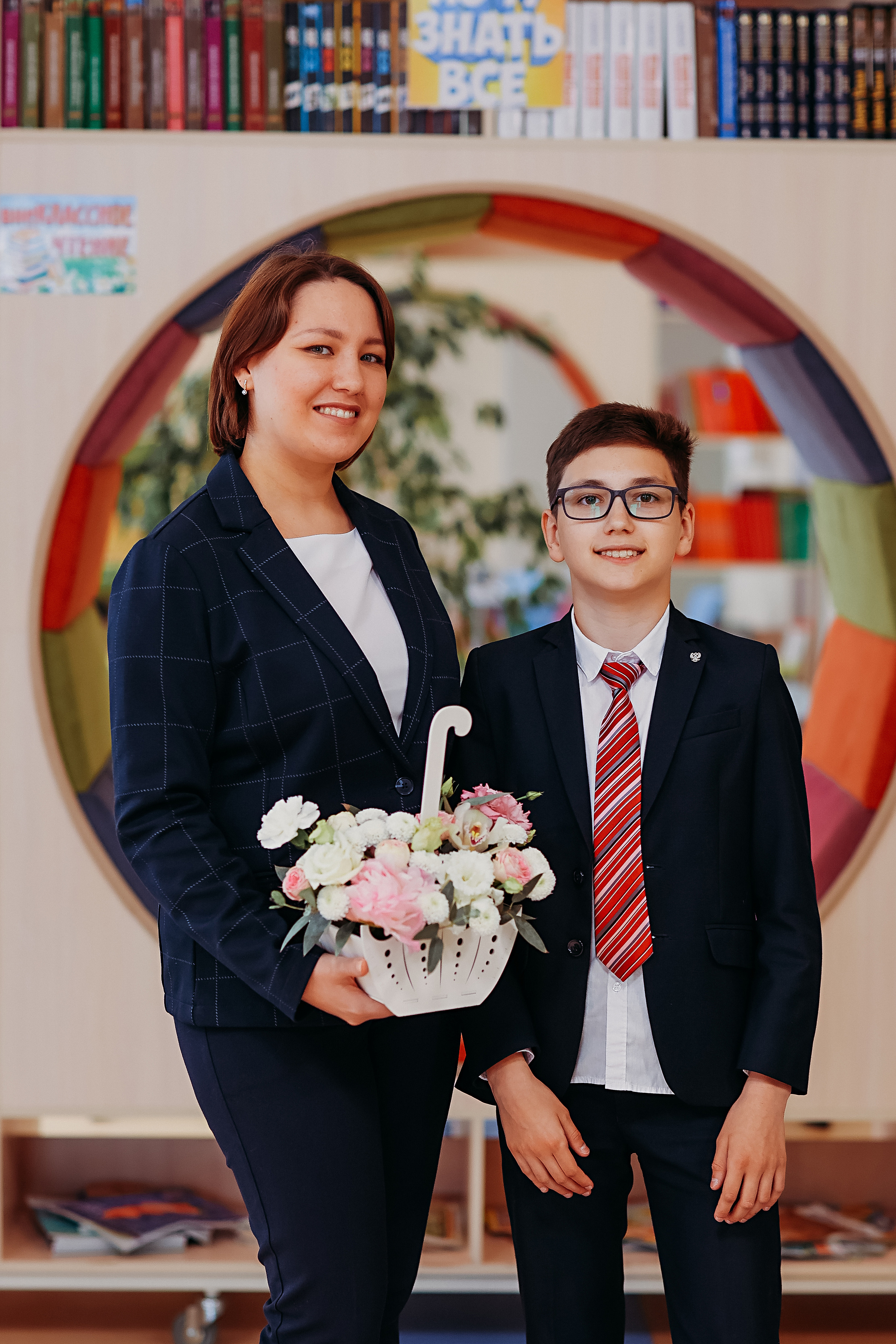 8 класс в библиотеке. Семейный фотограф Тюмень, фотограф на роды Салмина Мария