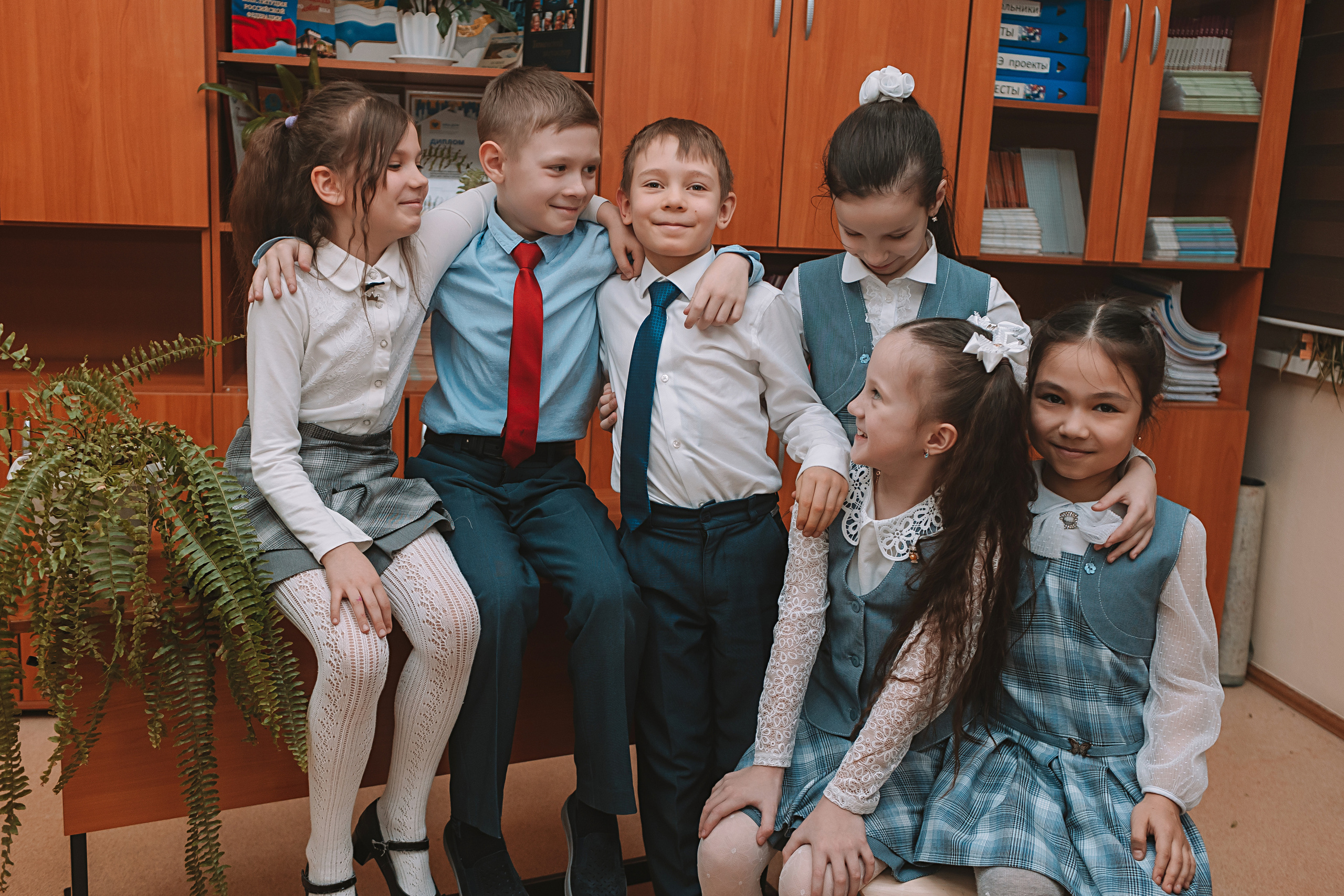 2 класс в школе. Семейный фотограф Тюмень, фотограф на роды Салмина Мария