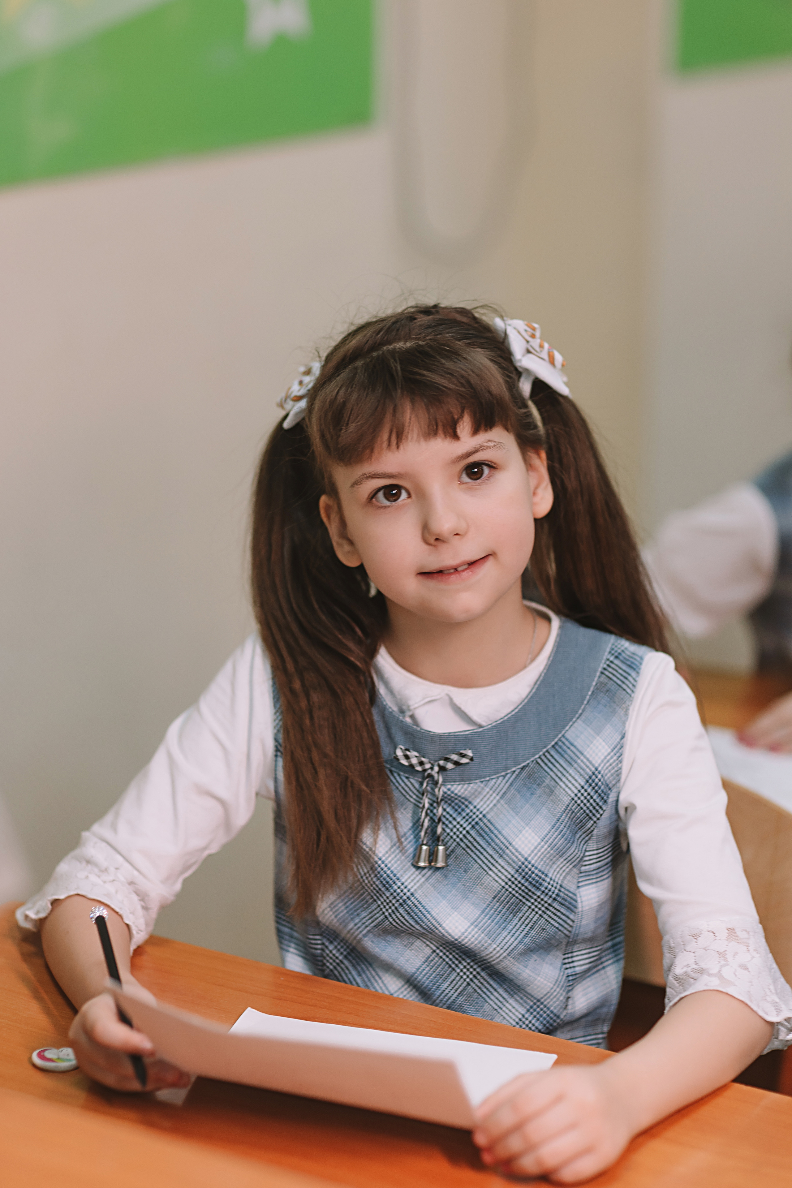 2 класс в школе. Семейный фотограф Тюмень, фотограф на роды Салмина Мария