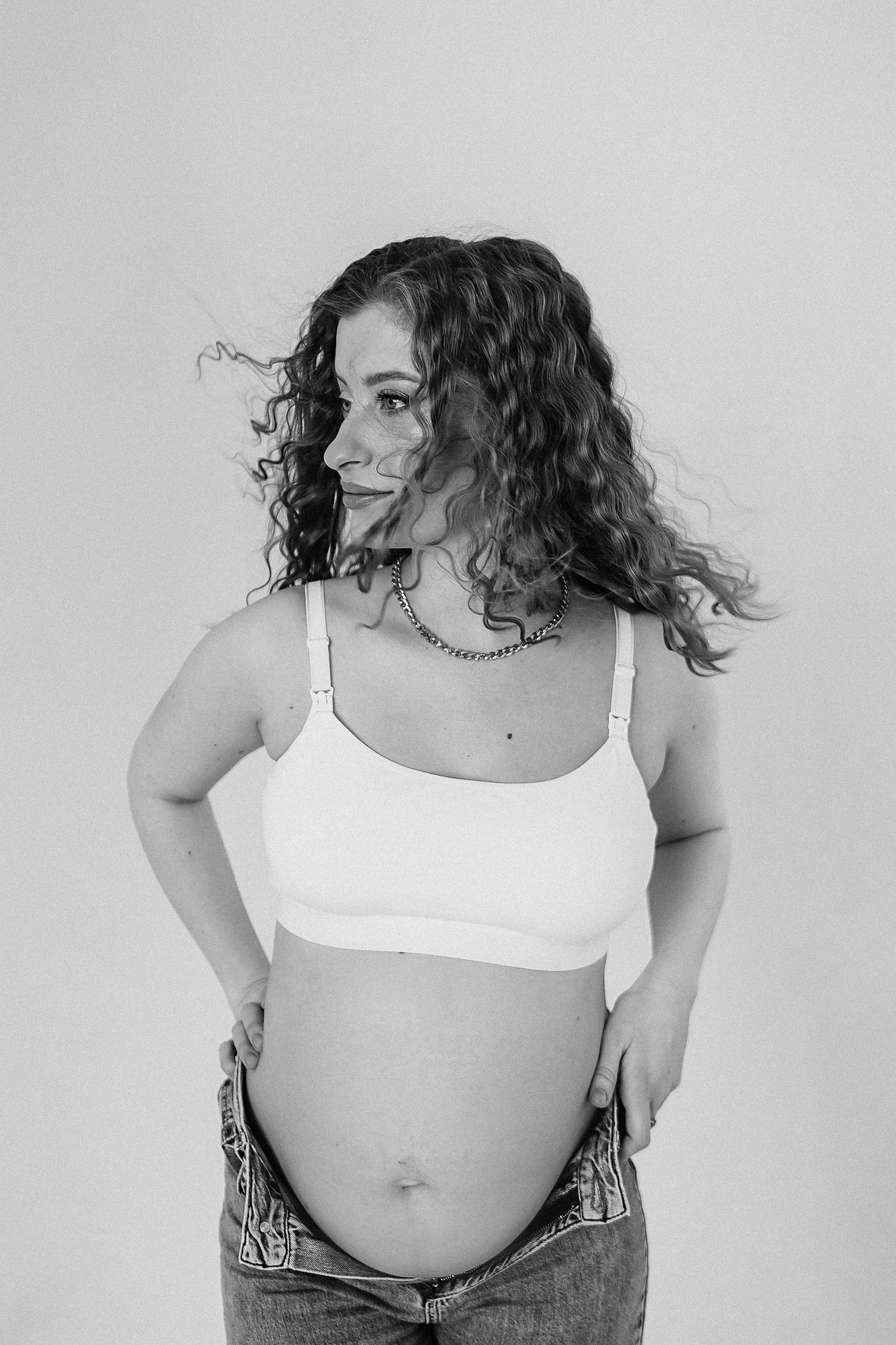 Беременность (фататум, циклорама и зал). Семейный фотограф Тюмень, фотограф на роды Салмина Мария