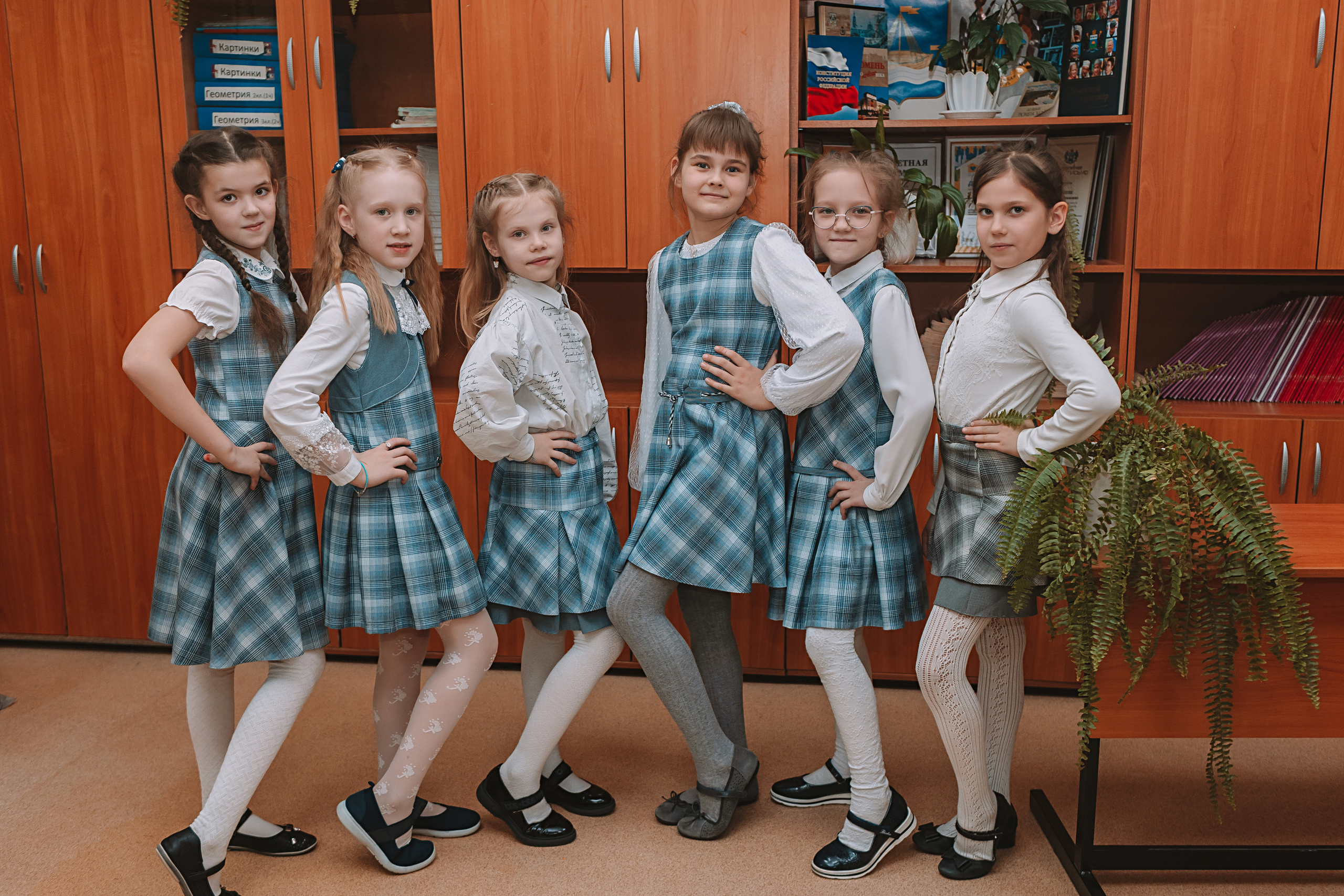 2 класс в школе. Семейный фотограф Тюмень, фотограф на роды Салмина Мария