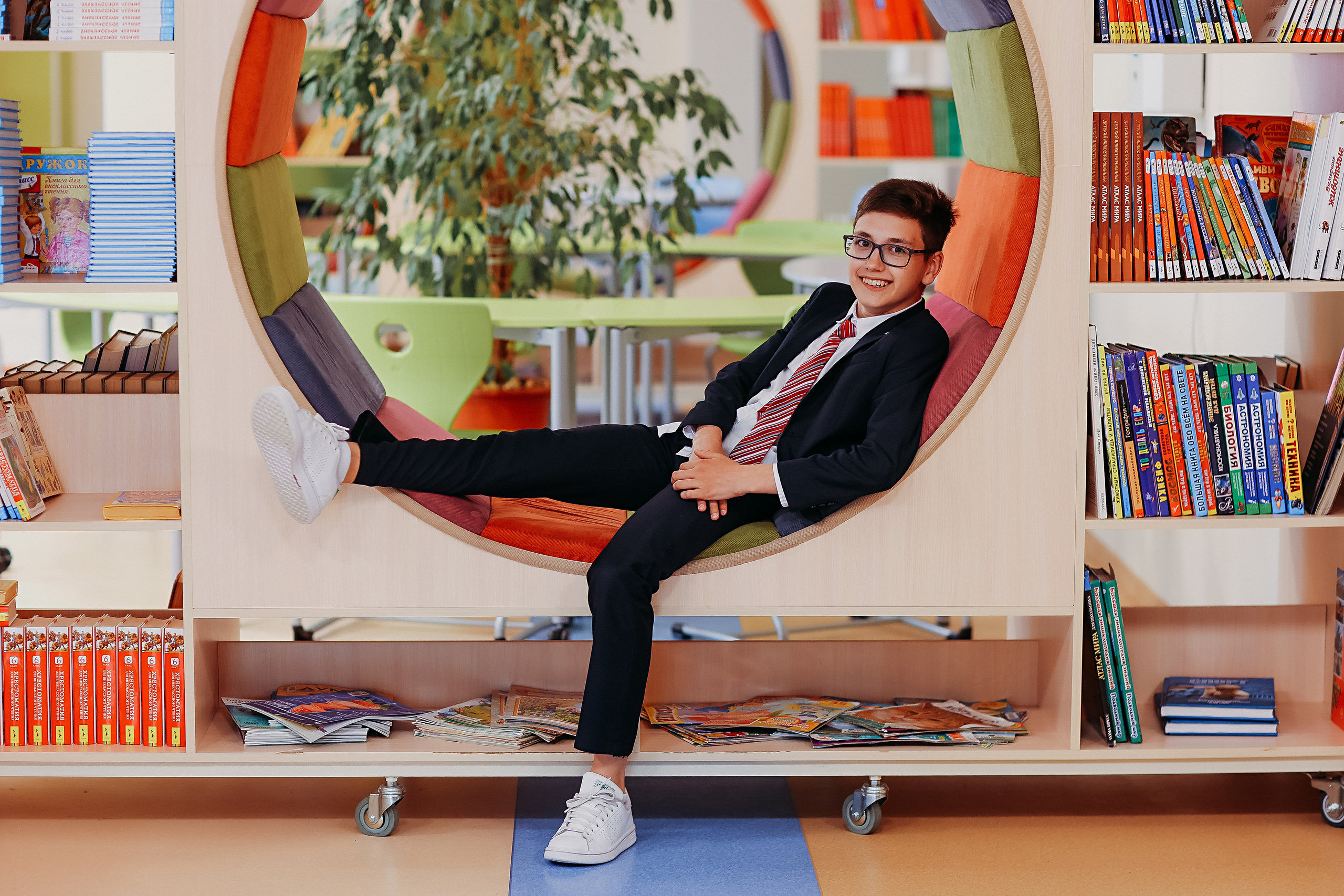 8 класс в библиотеке. Семейный фотограф Тюмень, фотограф на роды Салмина Мария