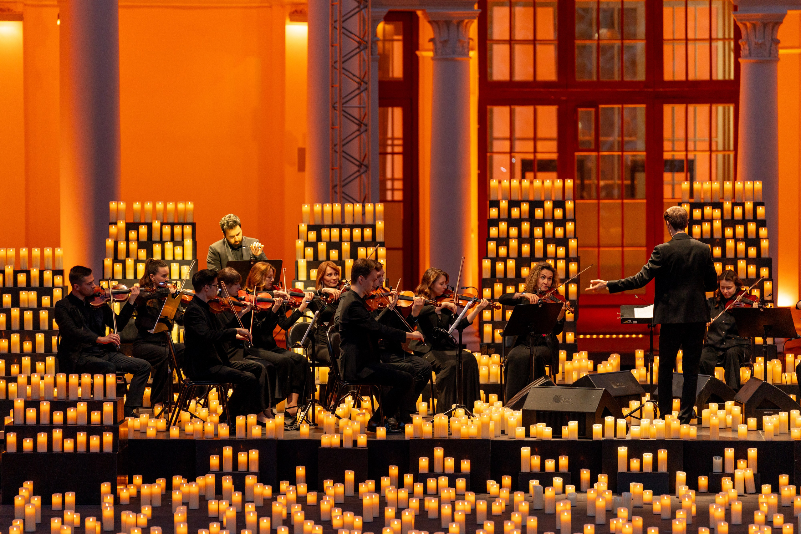 Симфонический оркестр Lumisfera при свечах. Фотограф Никита Комаров