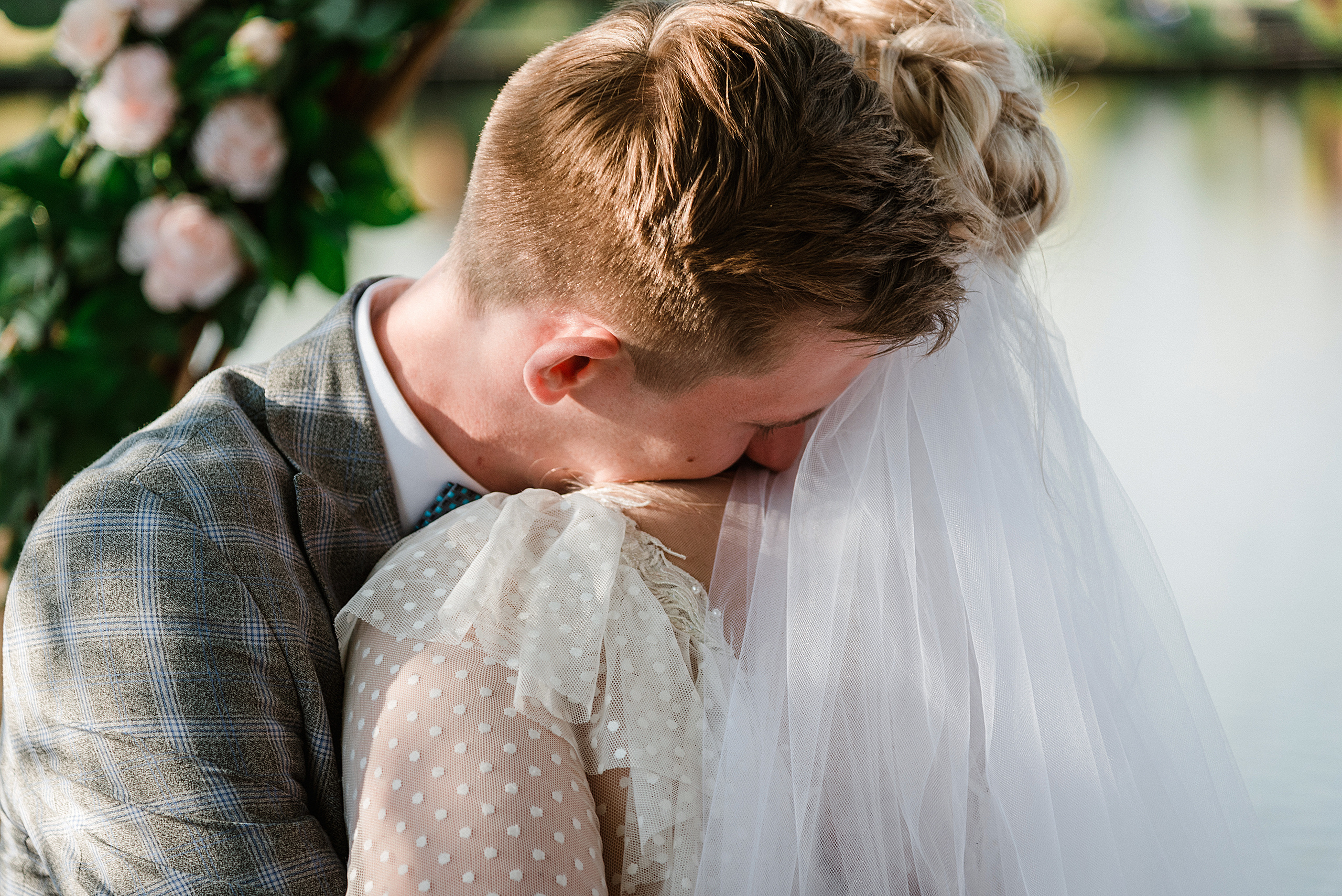 Жених плачет от счастья на плече у невесты