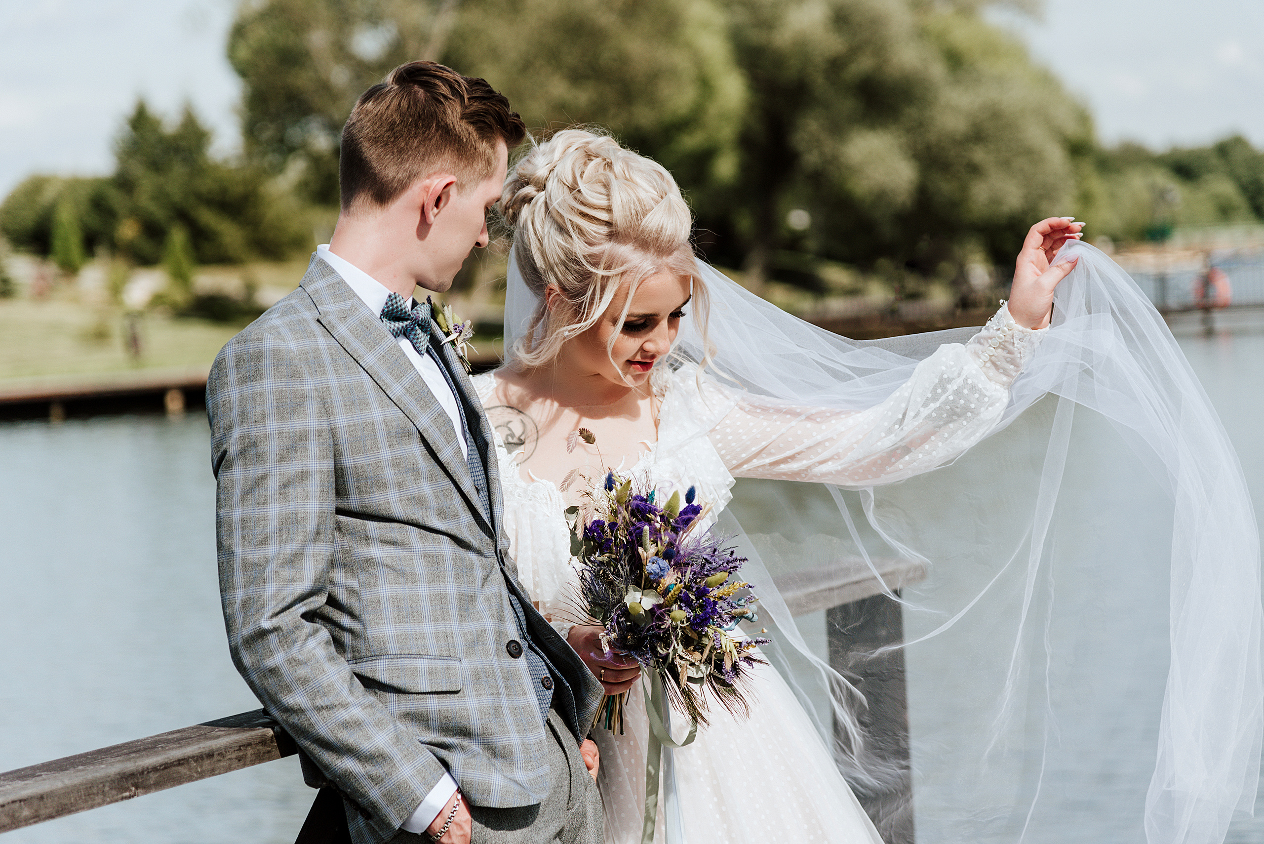 Невеста поправляет фату