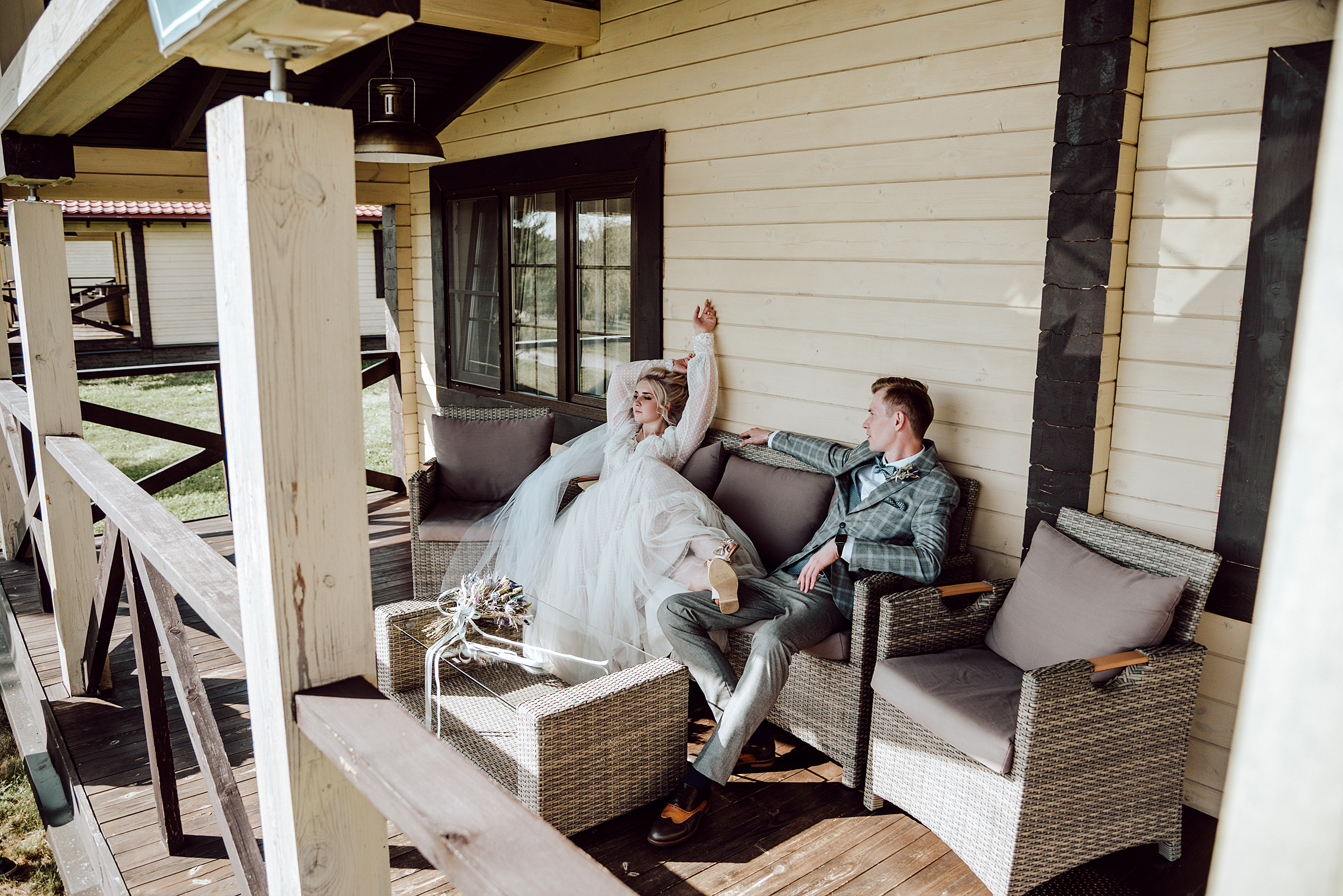 Жених и невеста сидят на мягких диванах