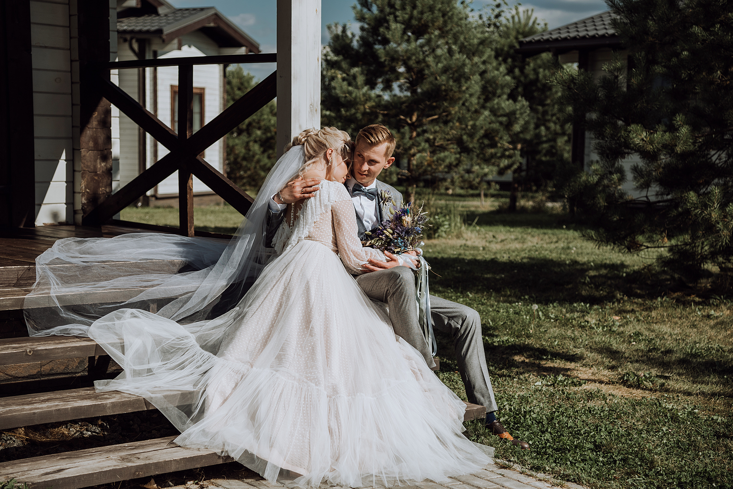 Жених и невеста красиво сидят на веранде загородного дома