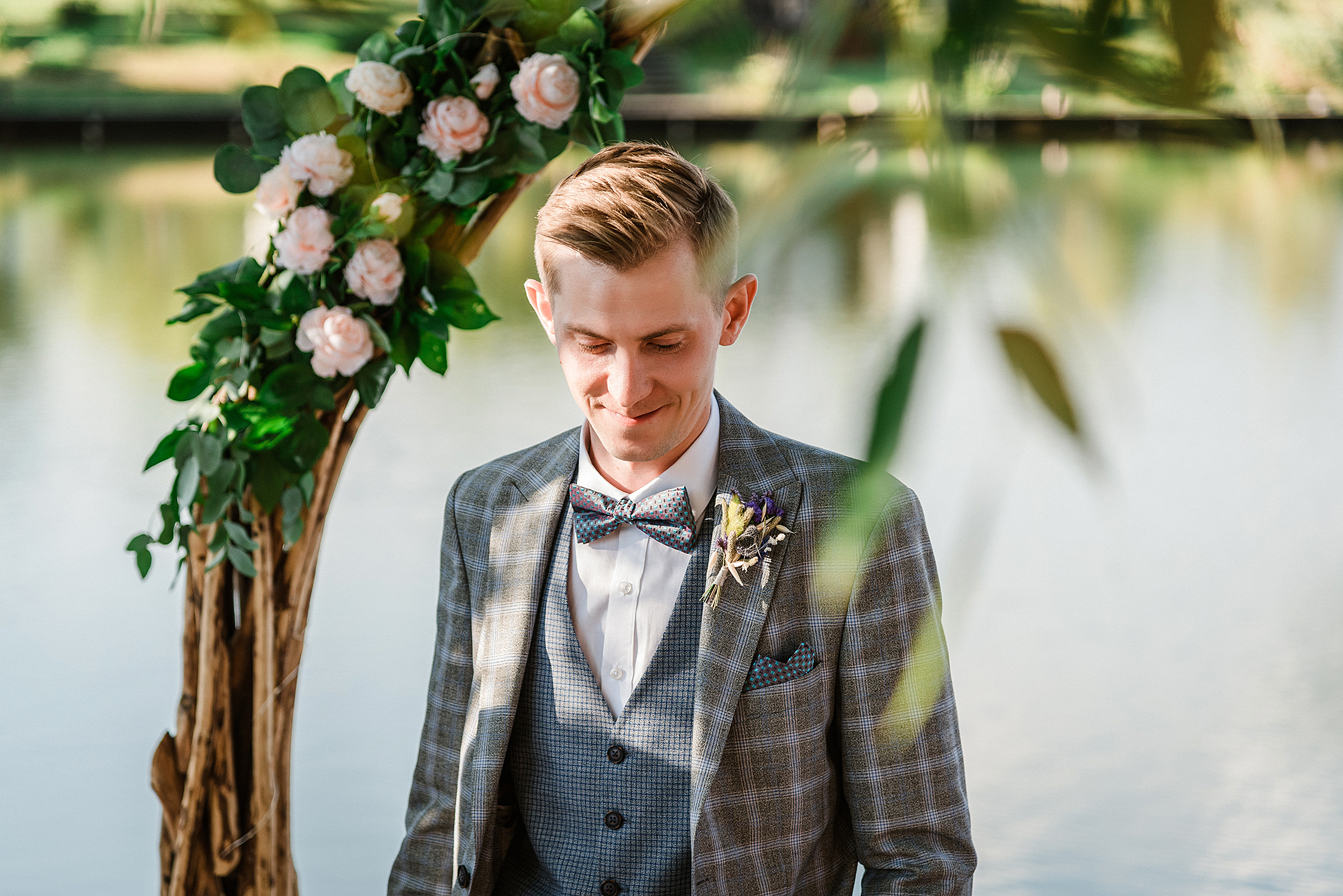 Жених ждет невесту у алтаря