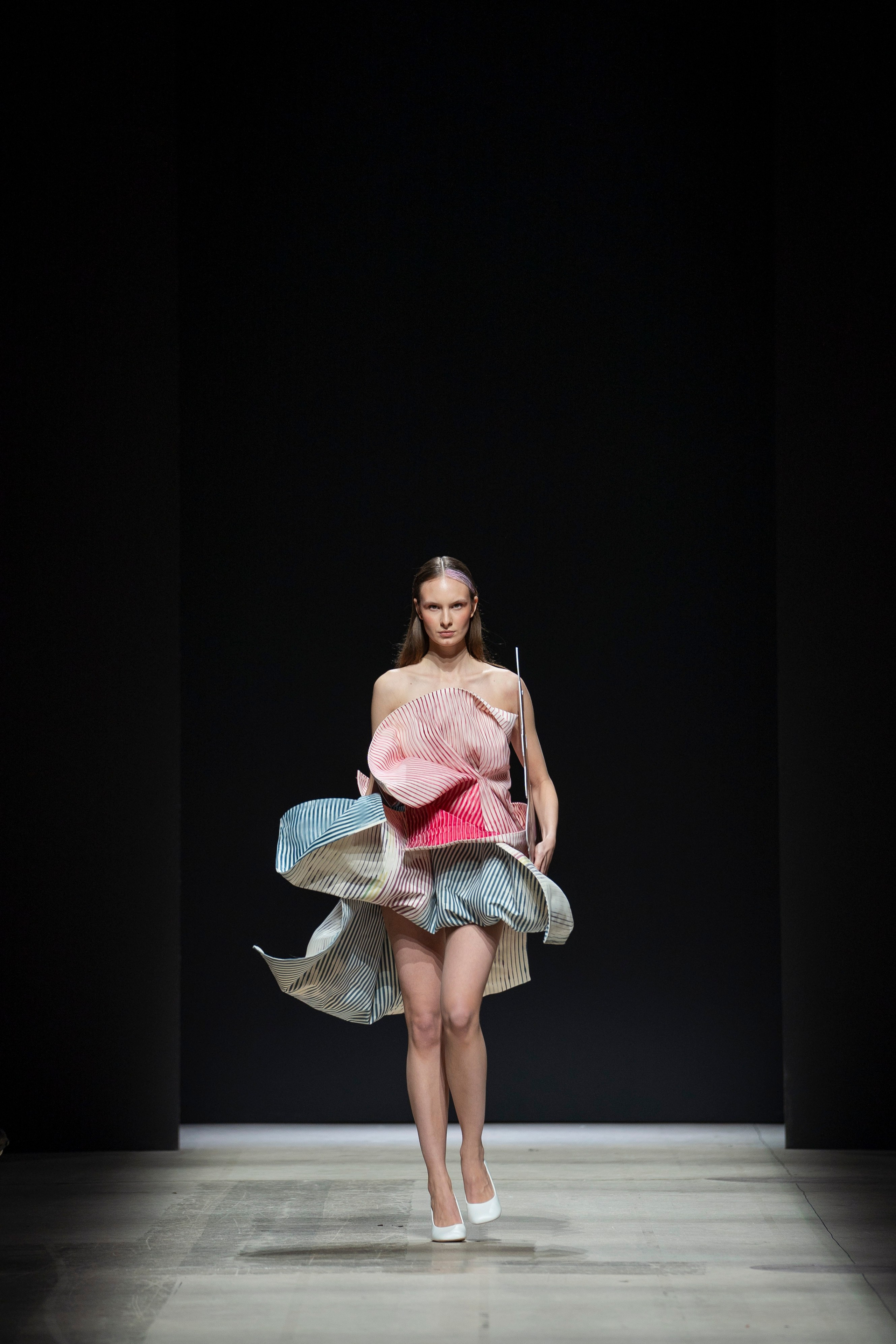 Показ Школы дизайна НИУ ВШЭ на Московской неделе моды. Фотограф в Москве Савкина Евгения