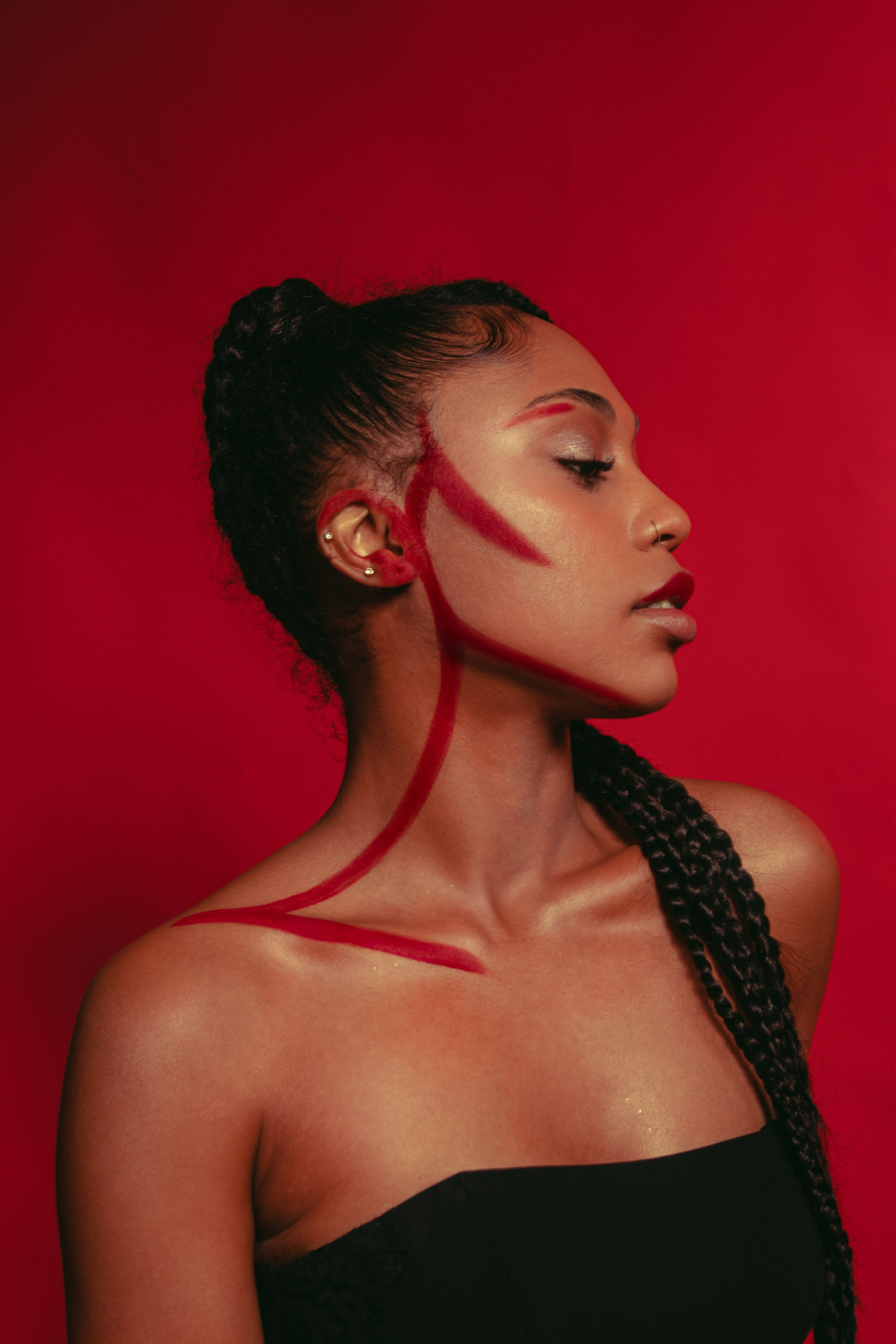 Фотосессия на красном фоне 